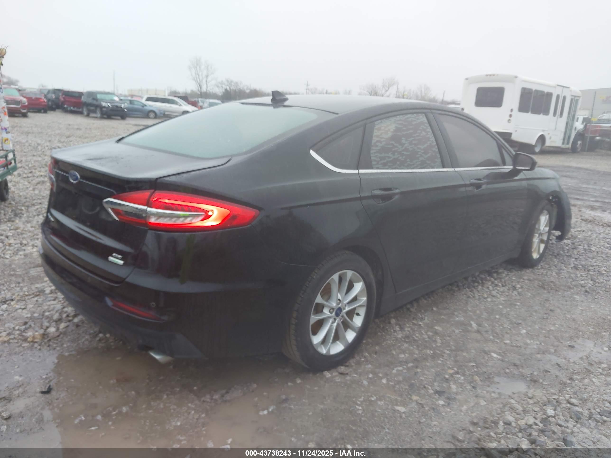 FORD FUSION image 4