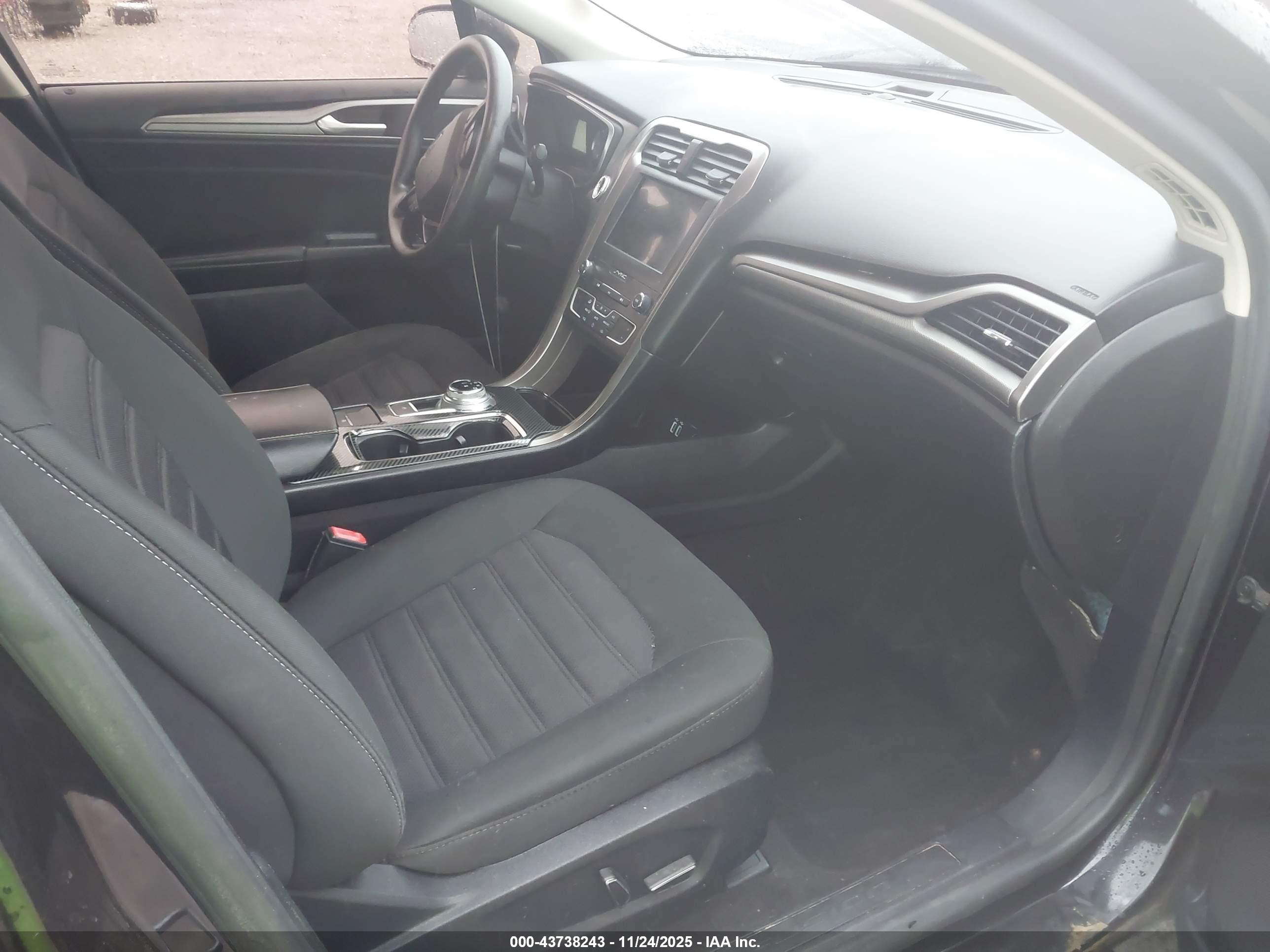 FORD FUSION image 5