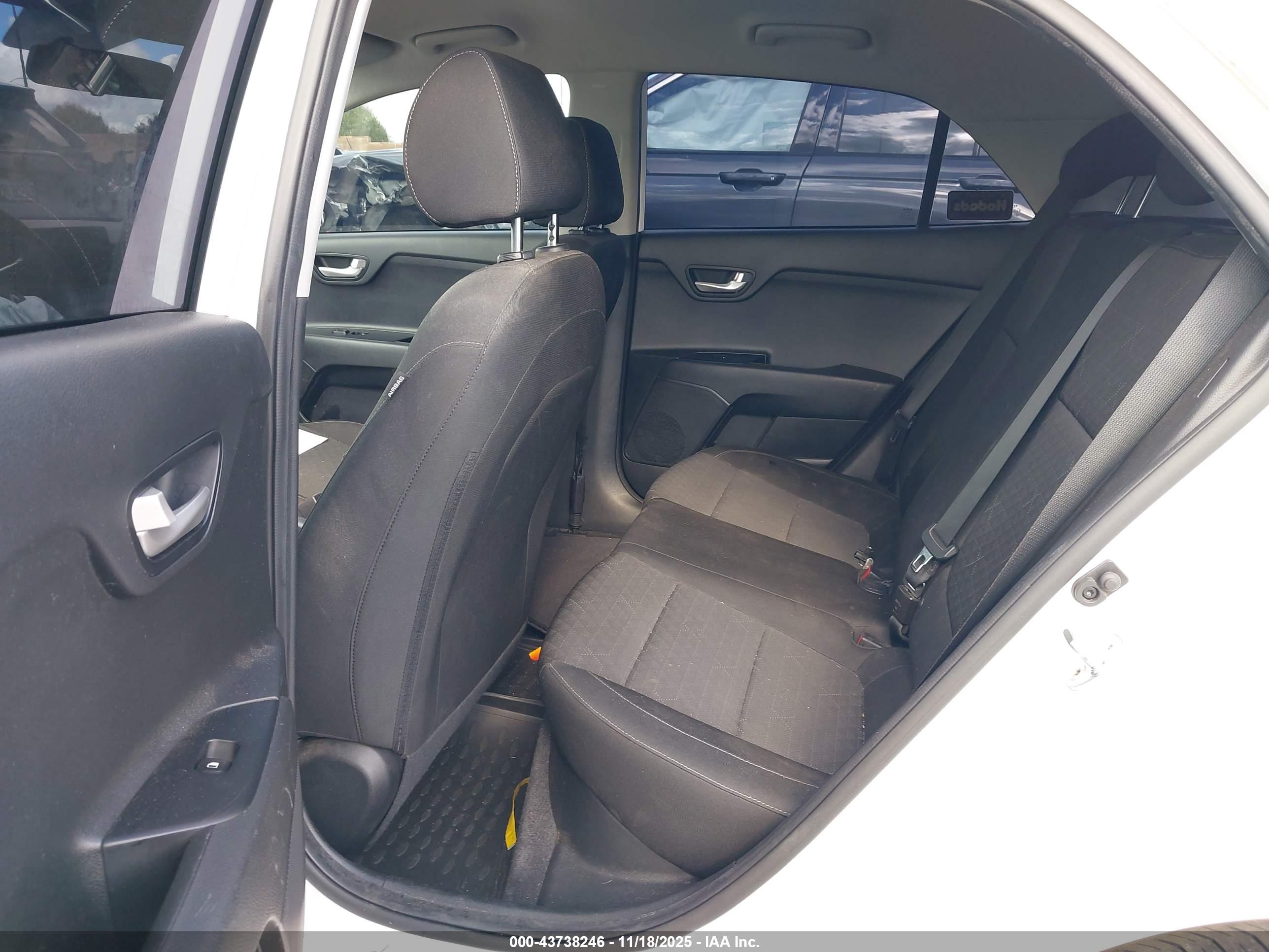 KIA RIO image 8