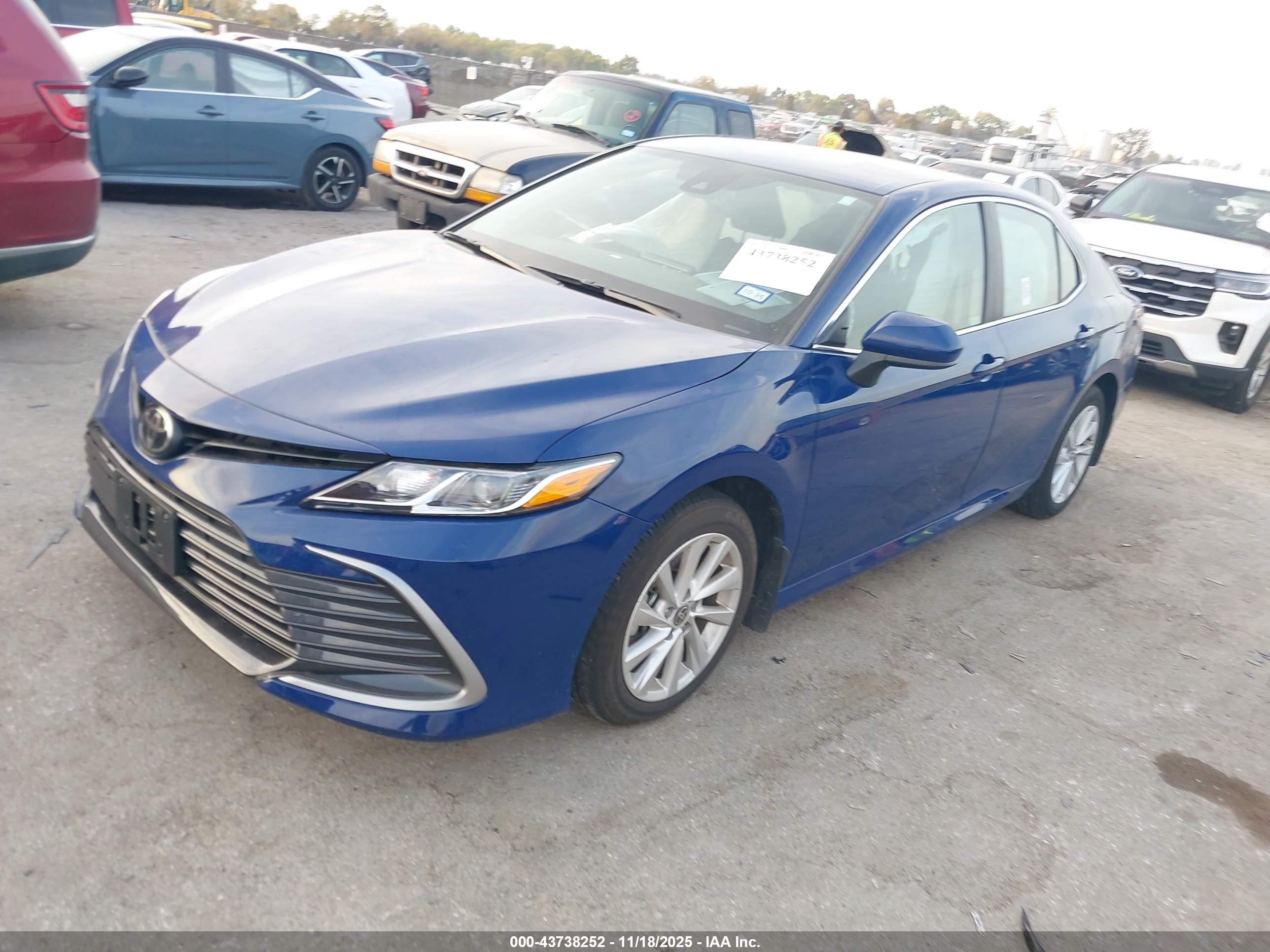TOYOTA CAMRY image 2