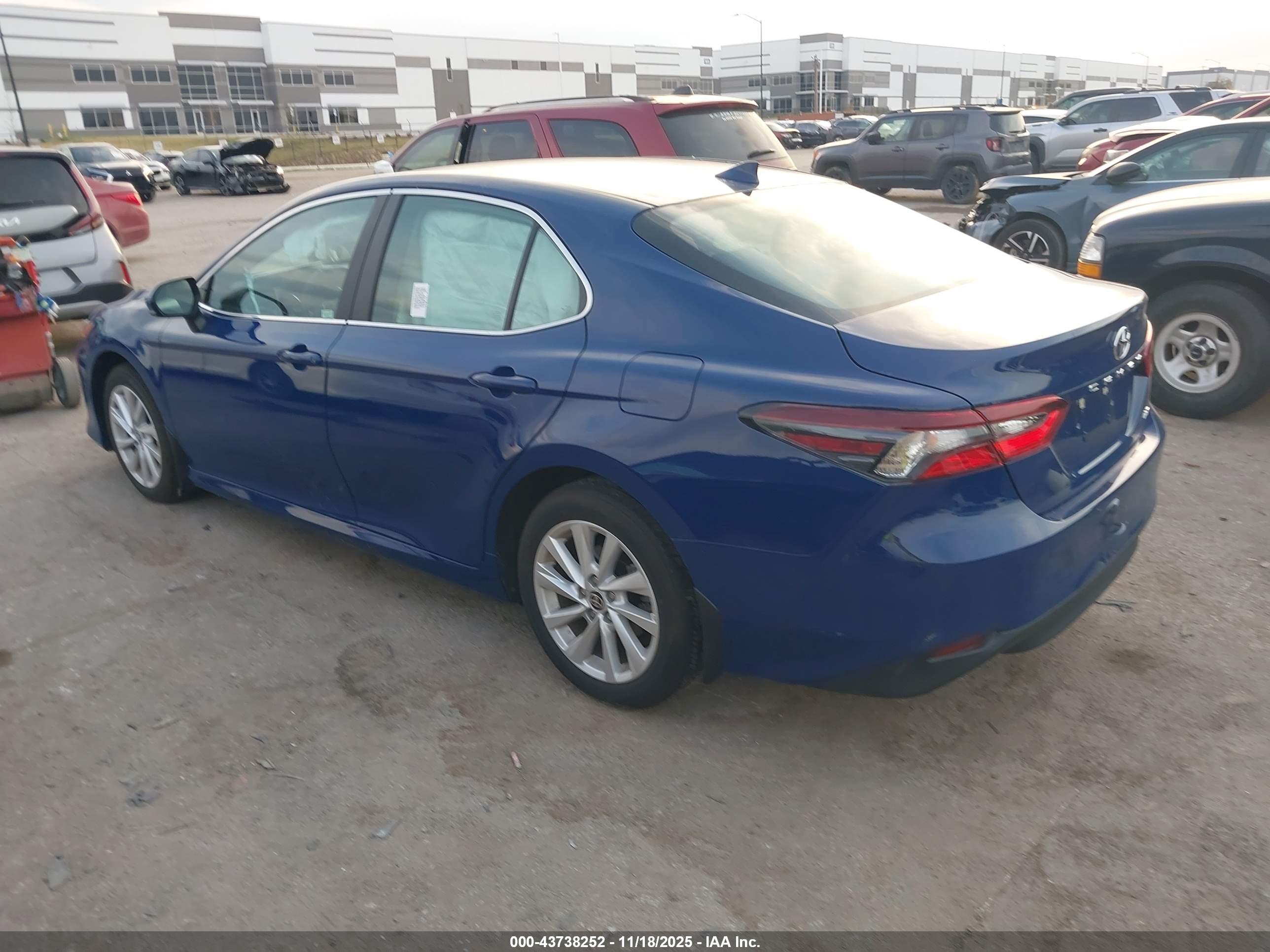 TOYOTA CAMRY image 3