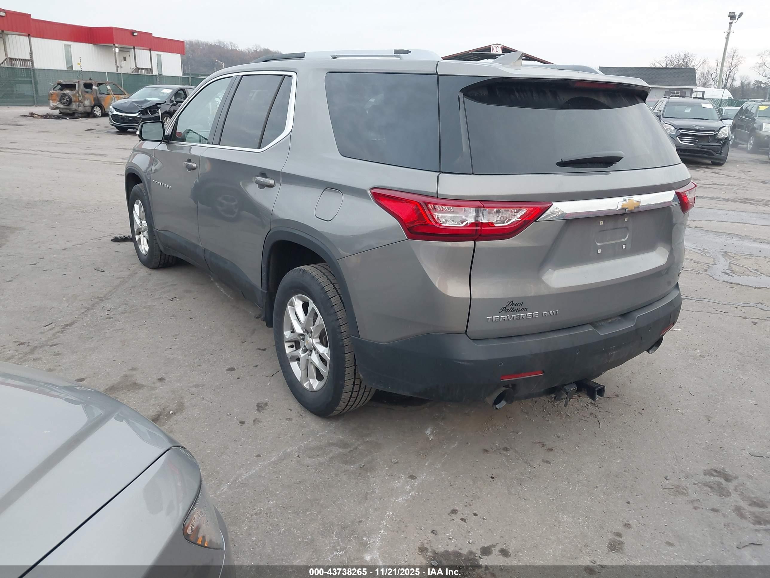 CHEVROLET TRAVERSE image 3