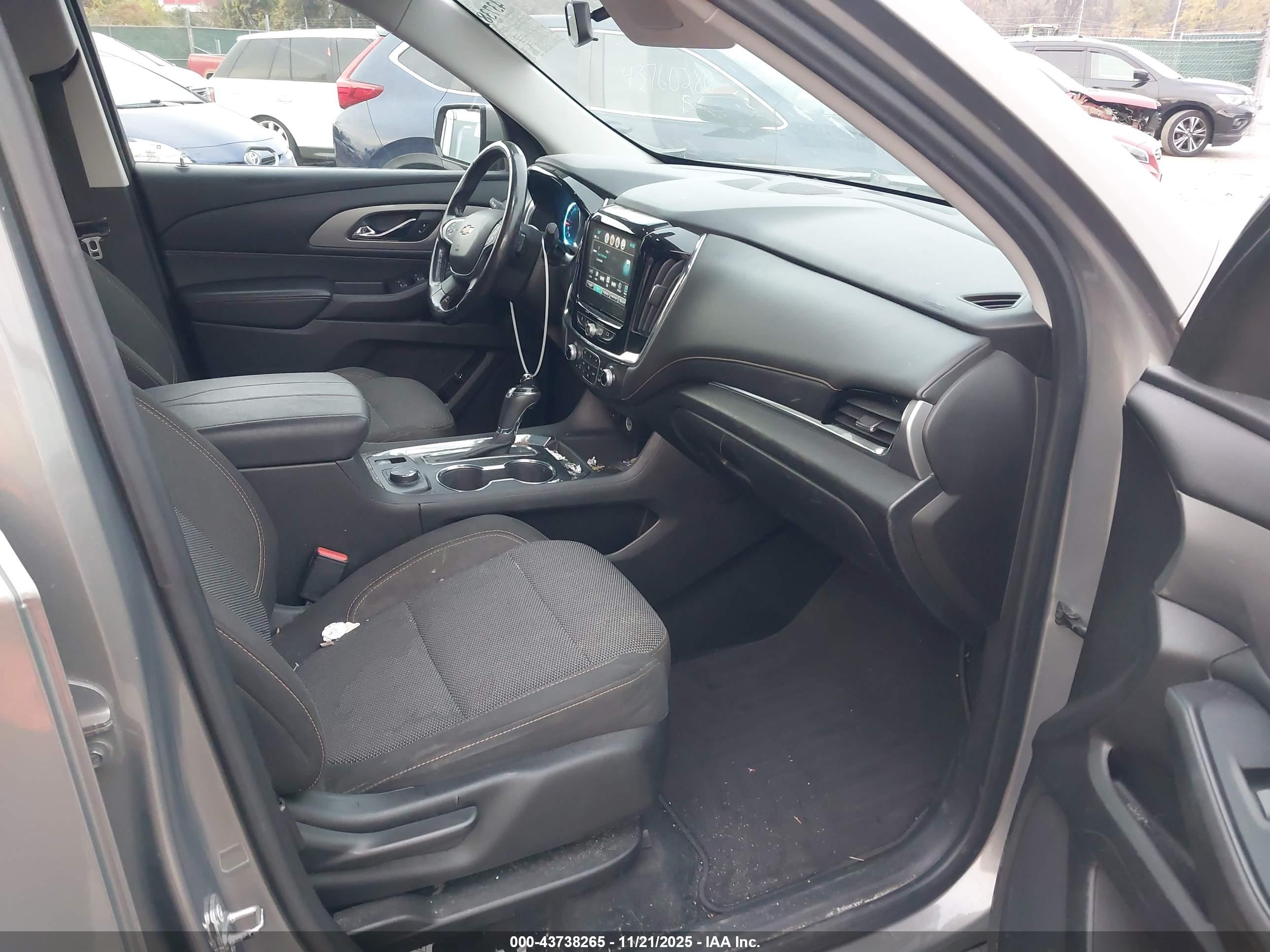 CHEVROLET TRAVERSE image 5