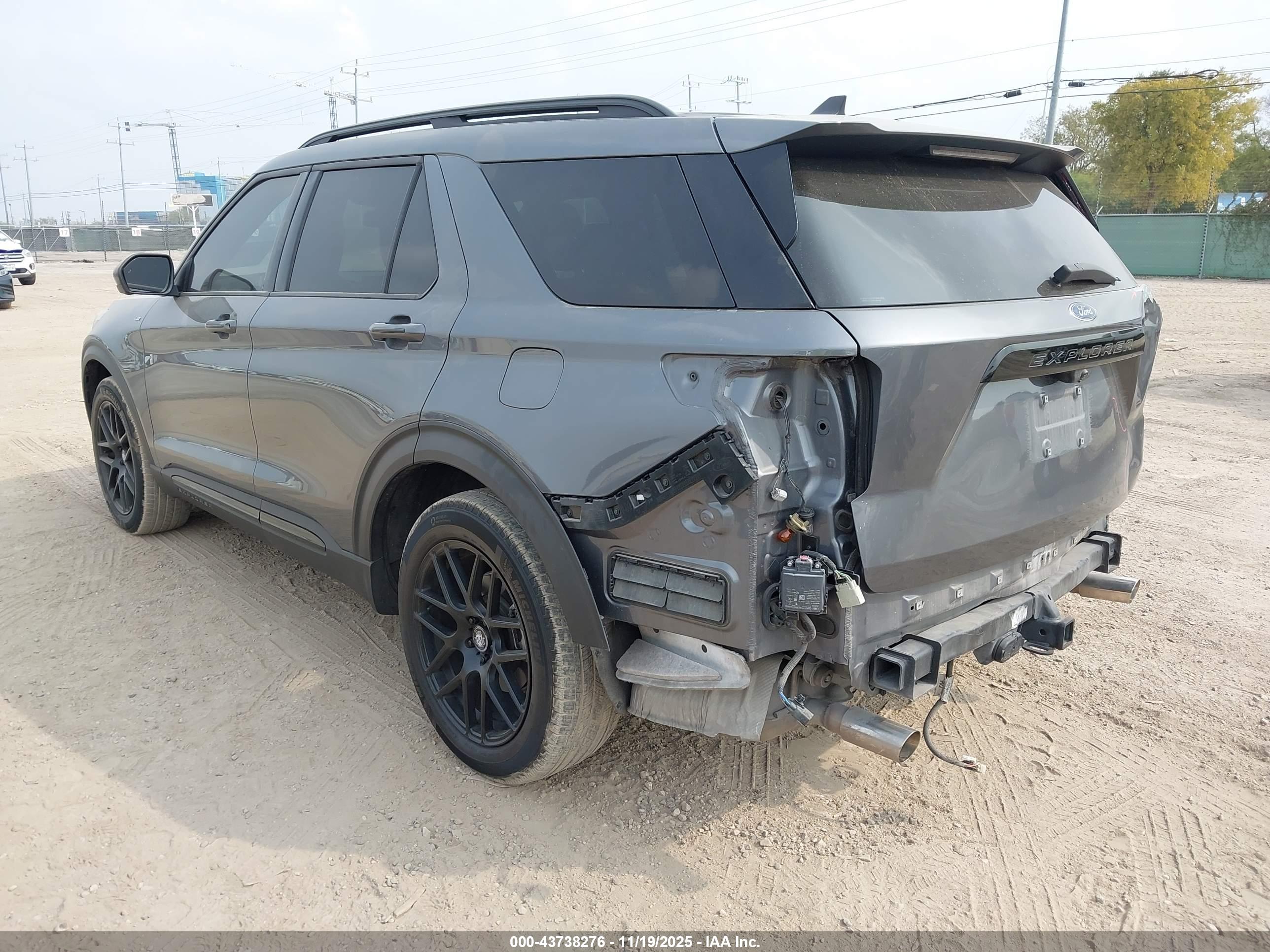 FORD EXPLORER image 3