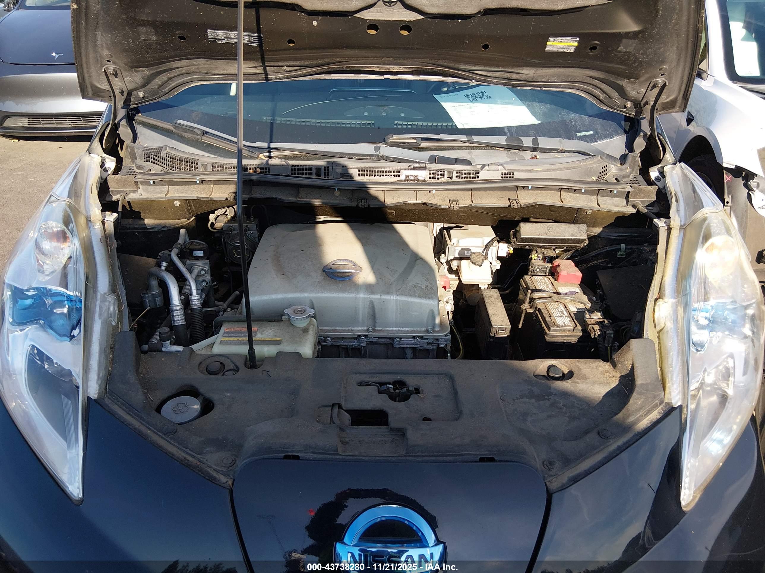 NISSAN LEAF image 10
