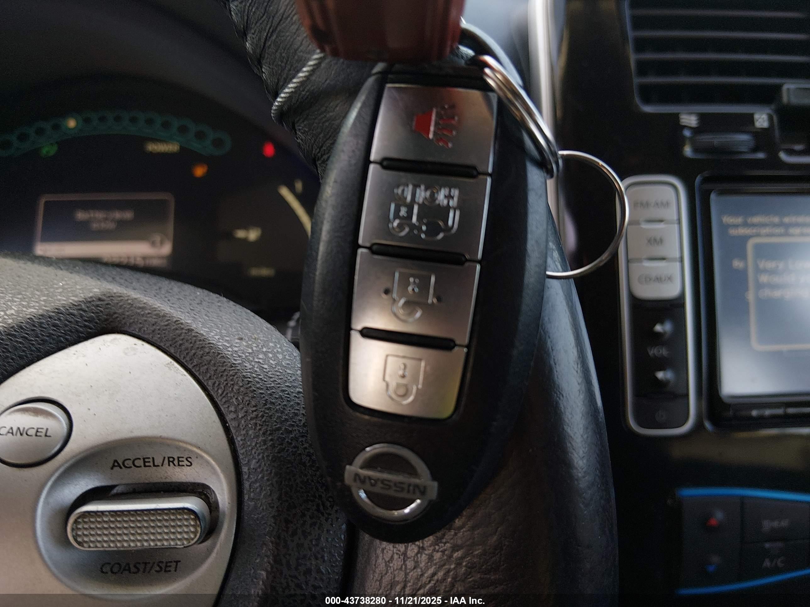 NISSAN LEAF image 11