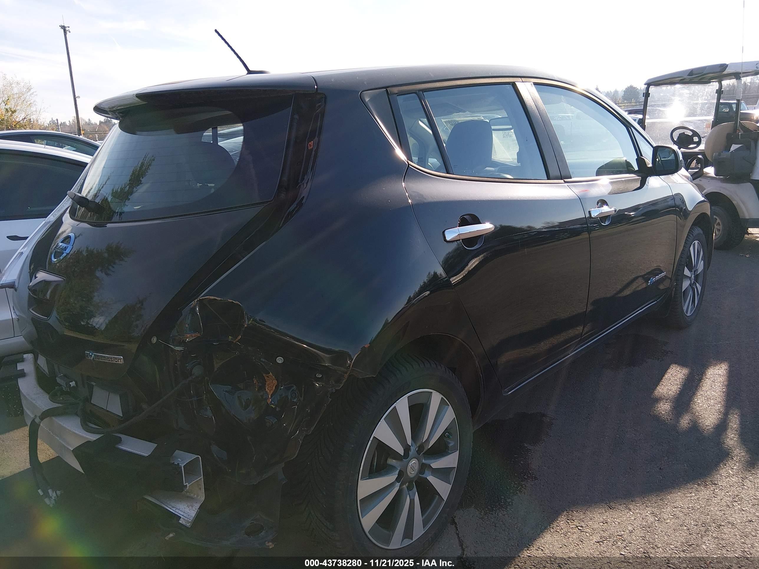 NISSAN LEAF image 4