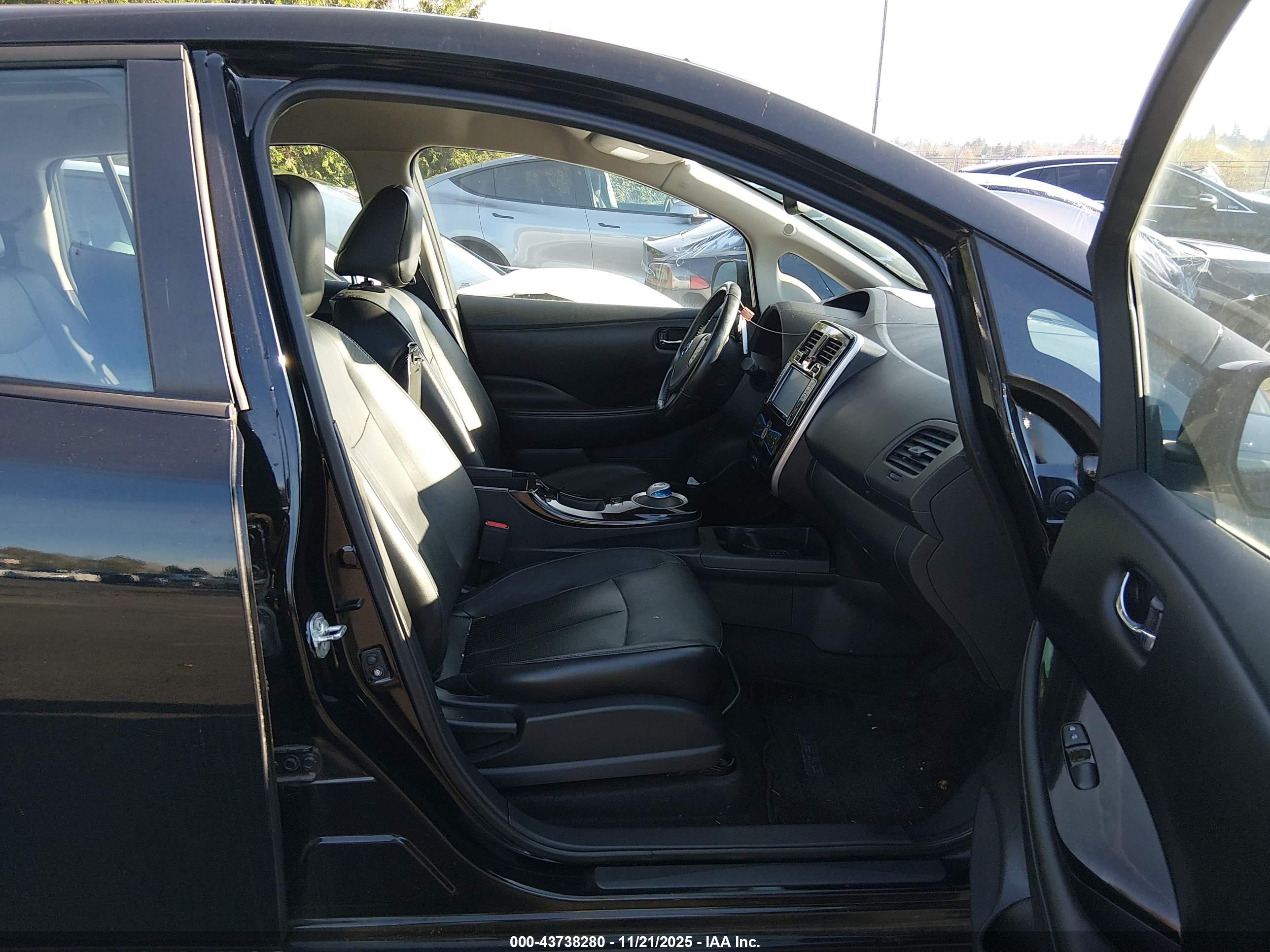 NISSAN LEAF image 5