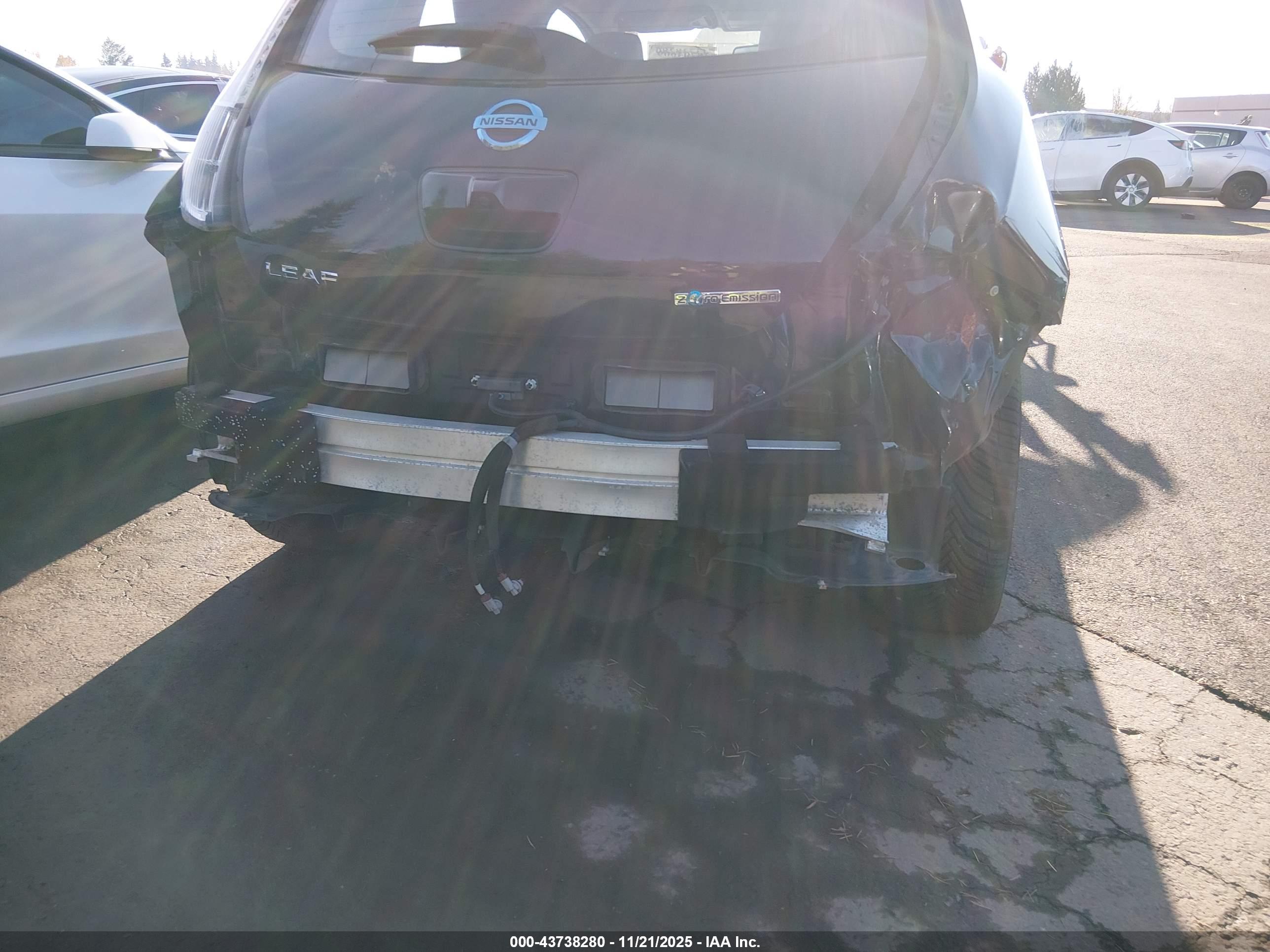 NISSAN LEAF image 6
