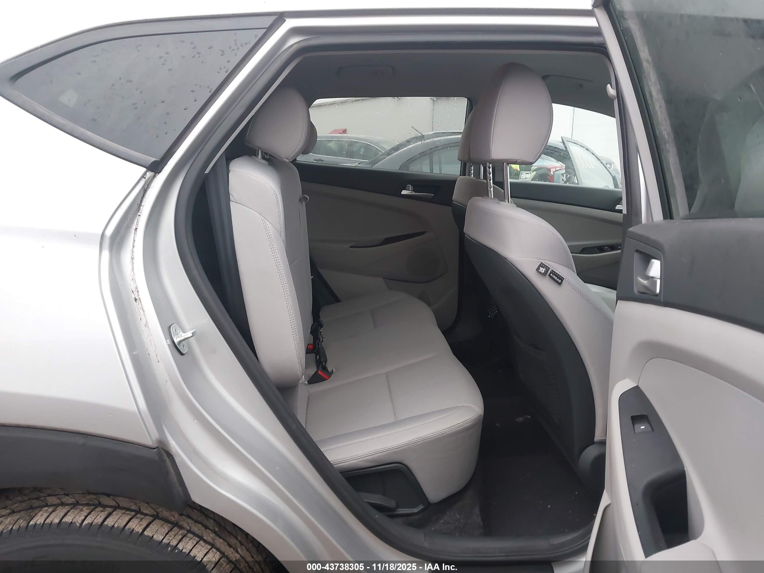 HYUNDAI TUCSON image 8