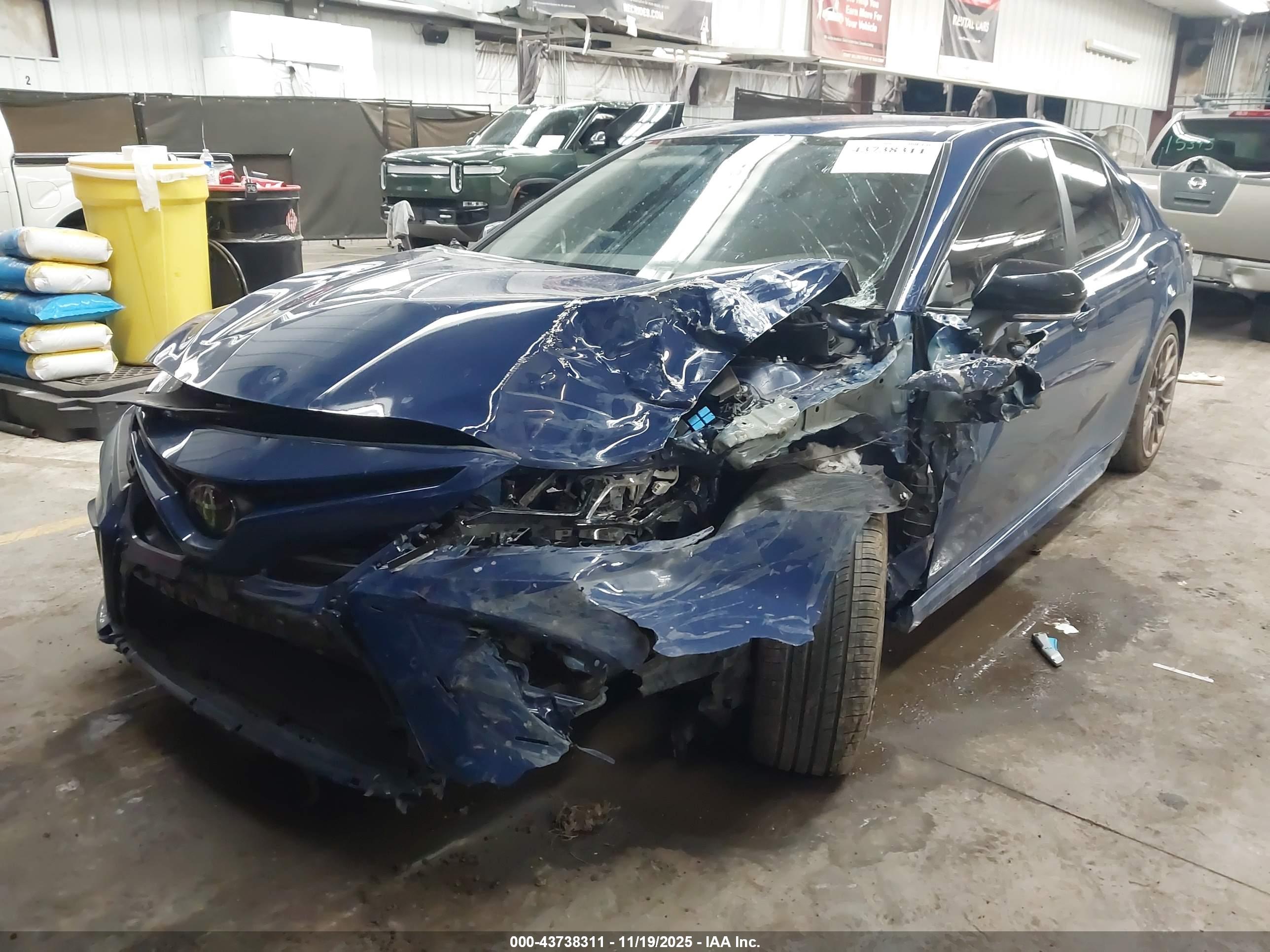 TOYOTA CAMRY image 2