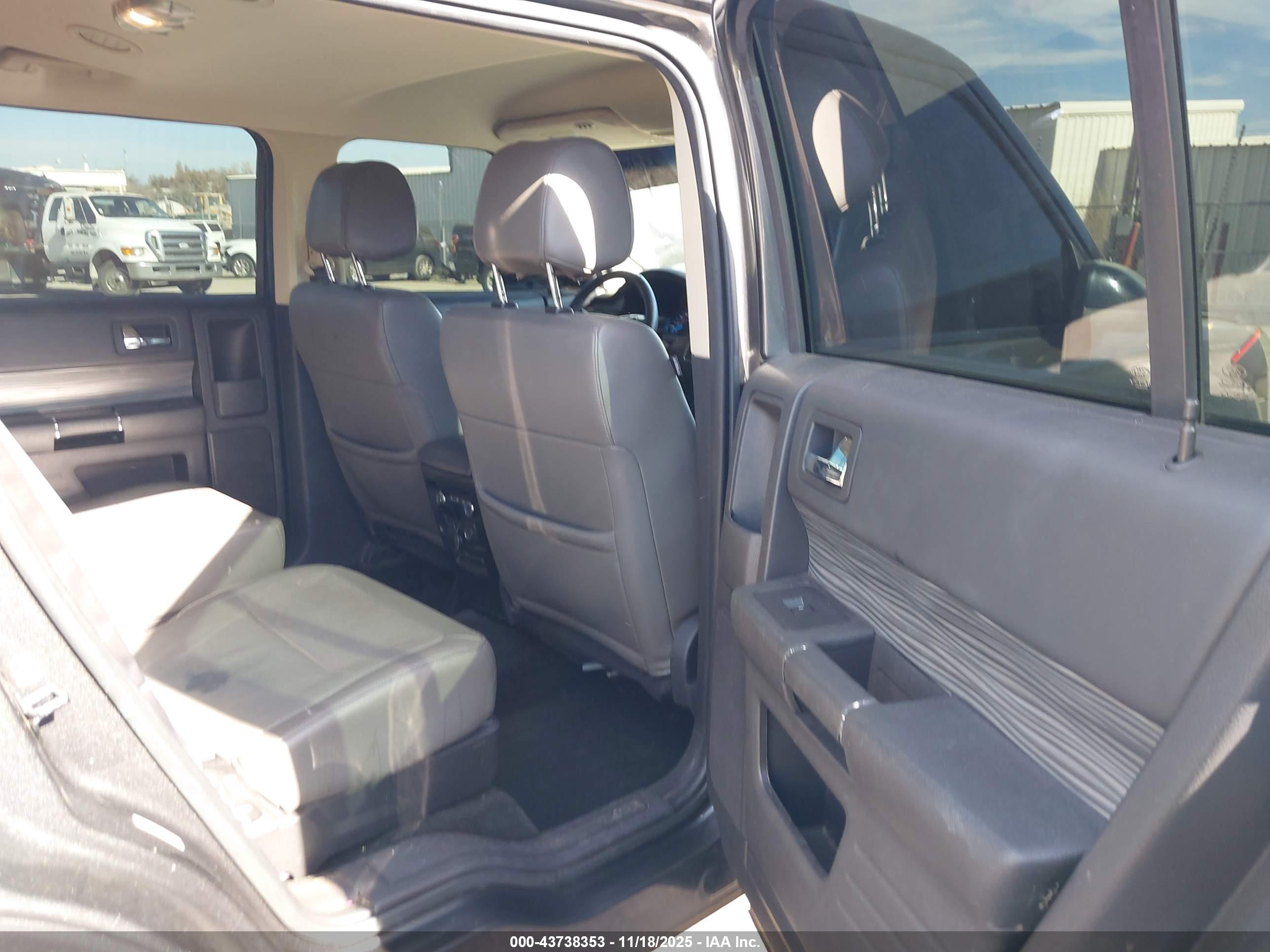 FORD FLEX image 8