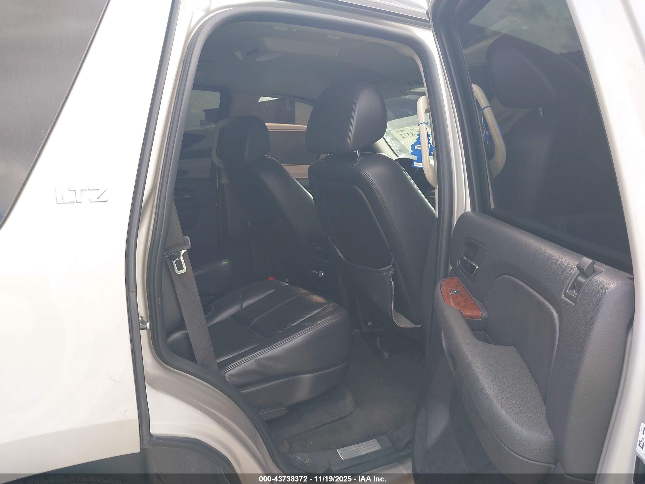 CHEVROLET TAHOE image 8