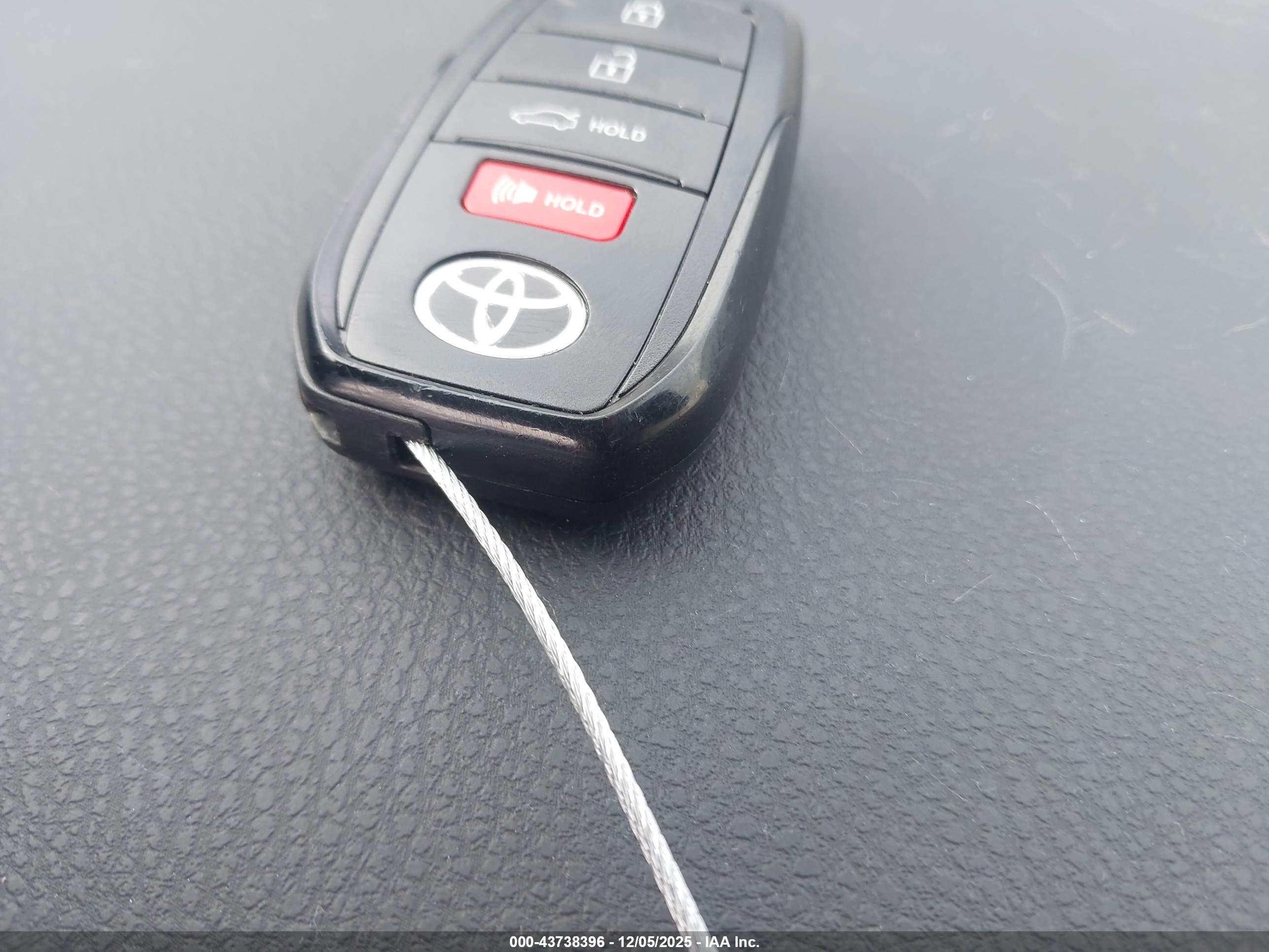 TOYOTA CAMRY image 11