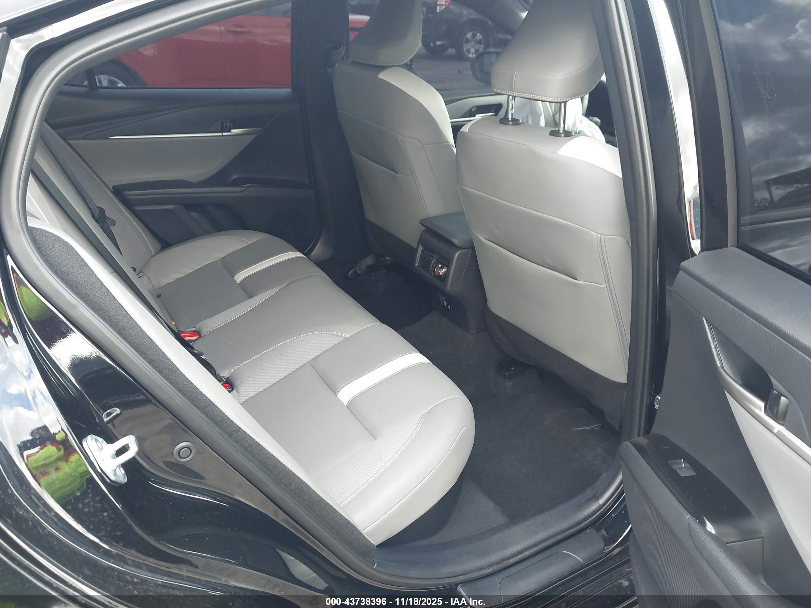 TOYOTA CAMRY image 8