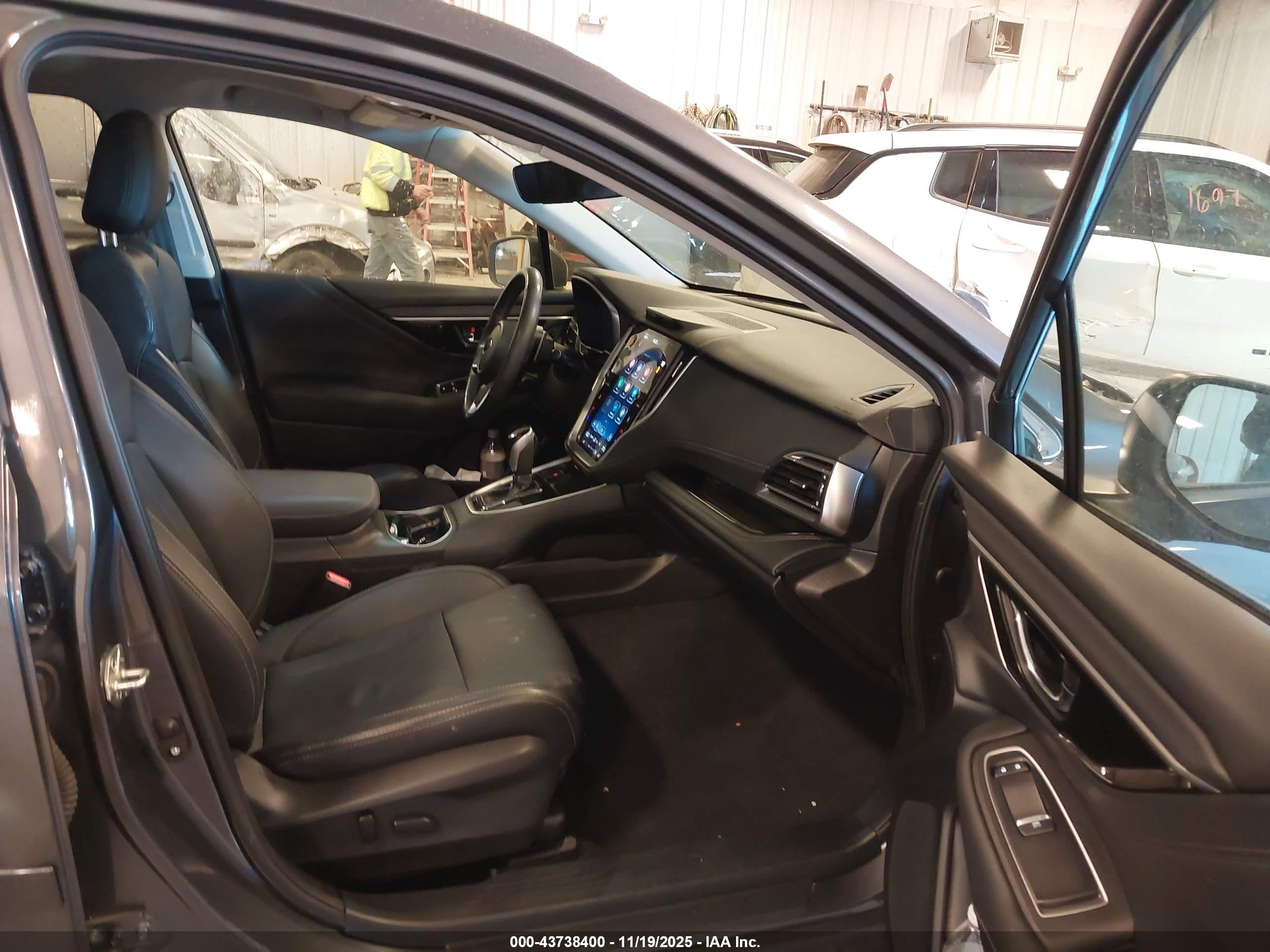 SUBARU OUTBACK image 5