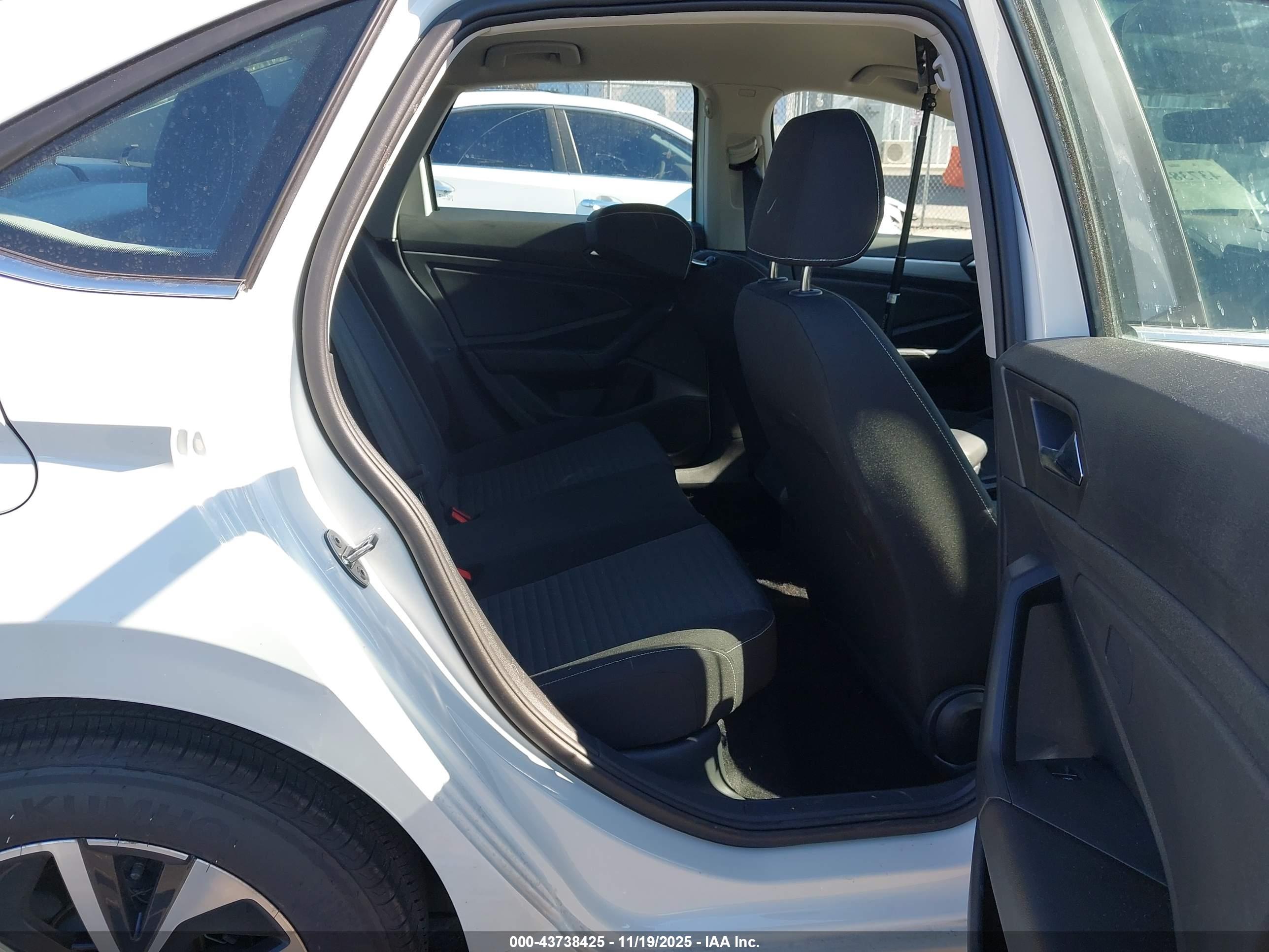 VOLKSWAGEN JETTA image 8