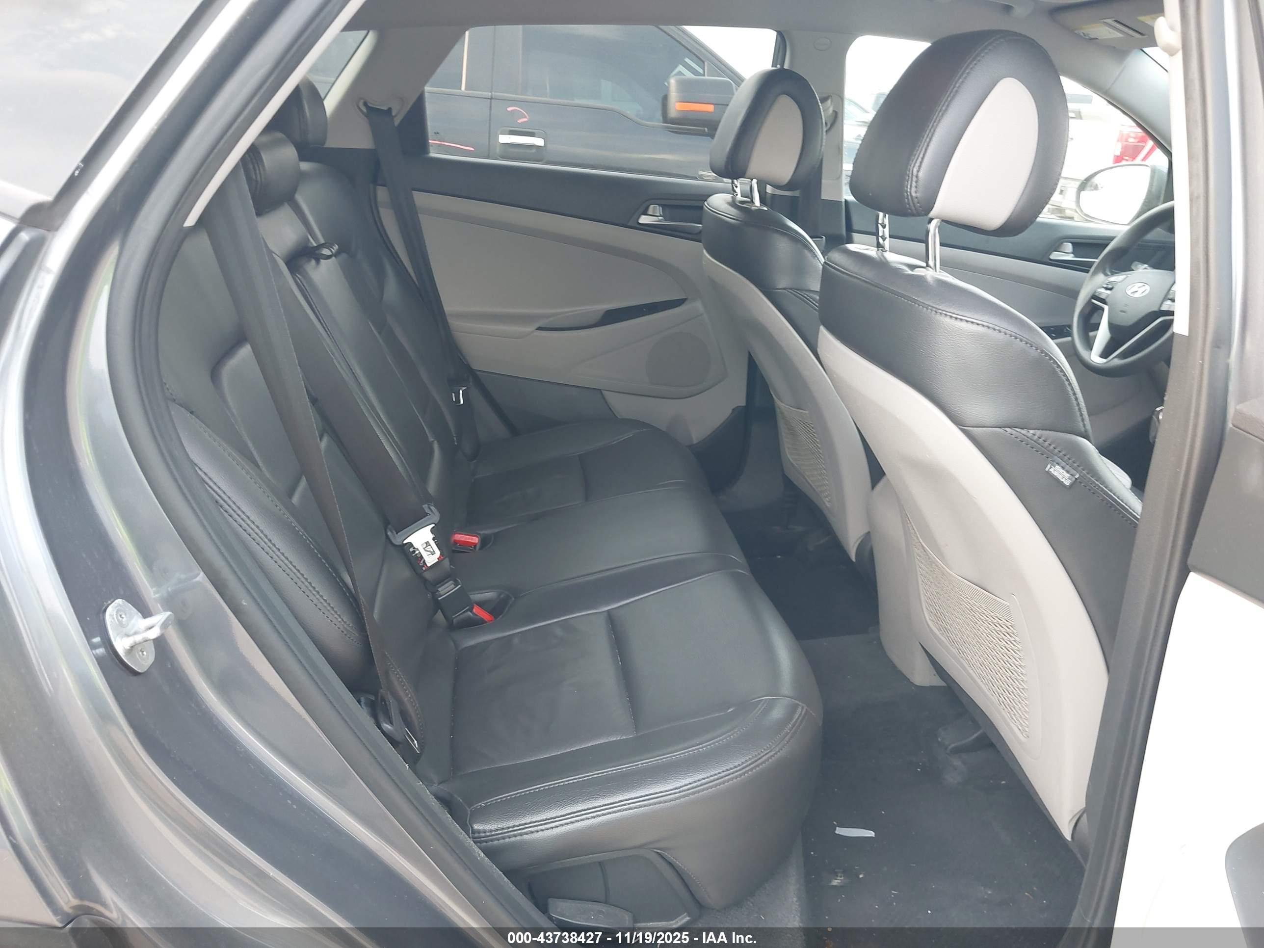HYUNDAI TUCSON image 8