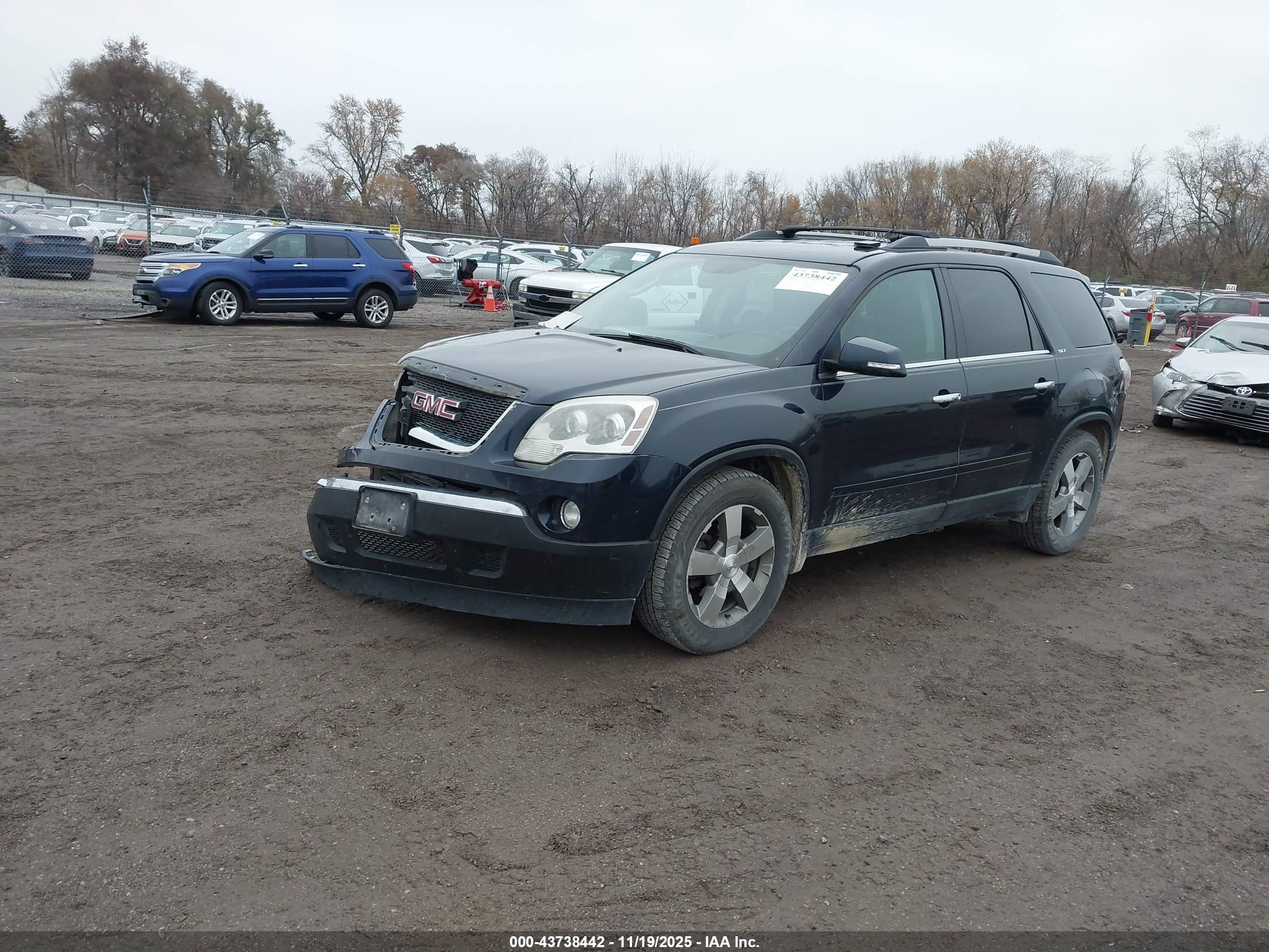 GMC ACADIA image 2