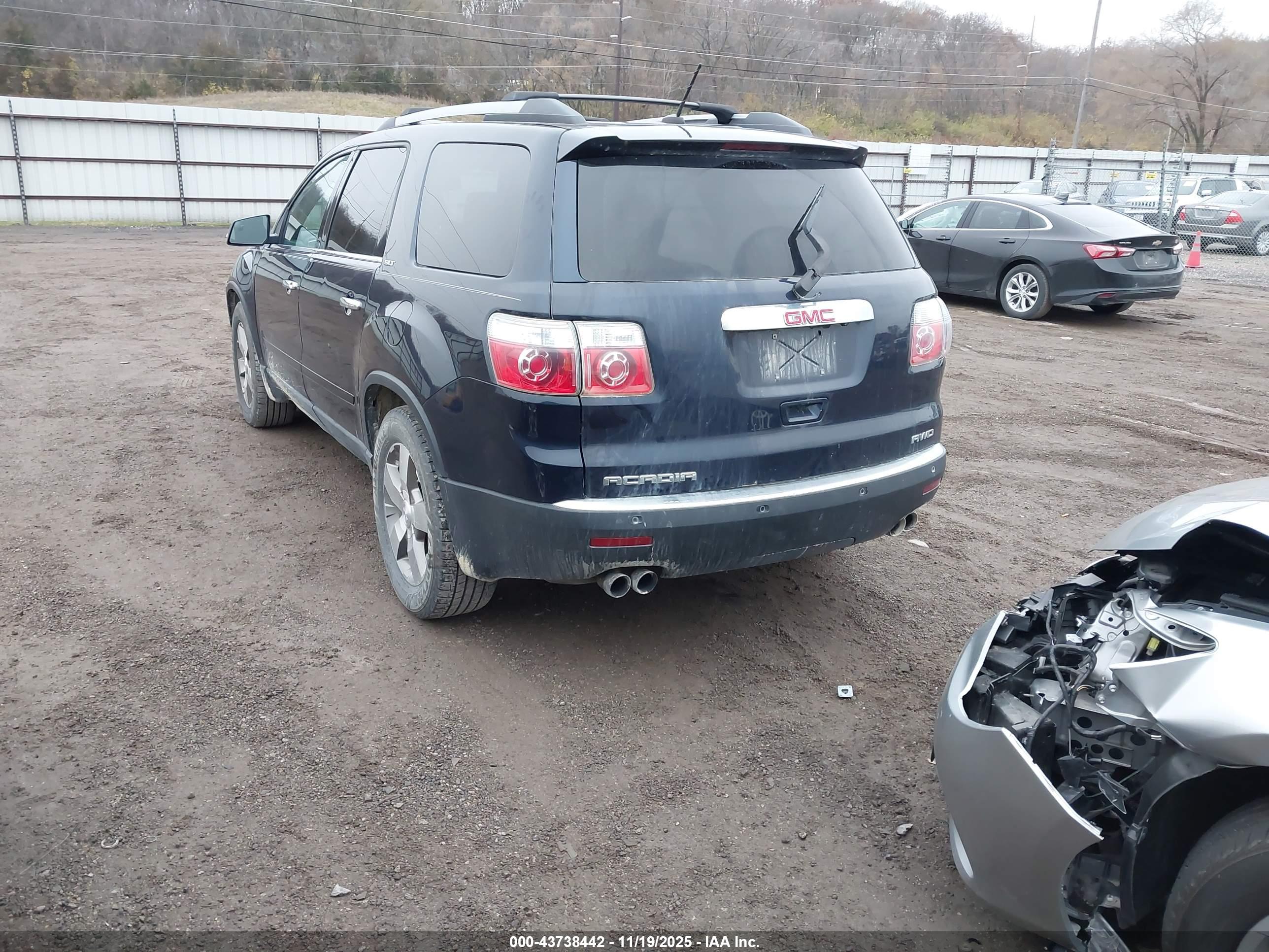GMC ACADIA image 3