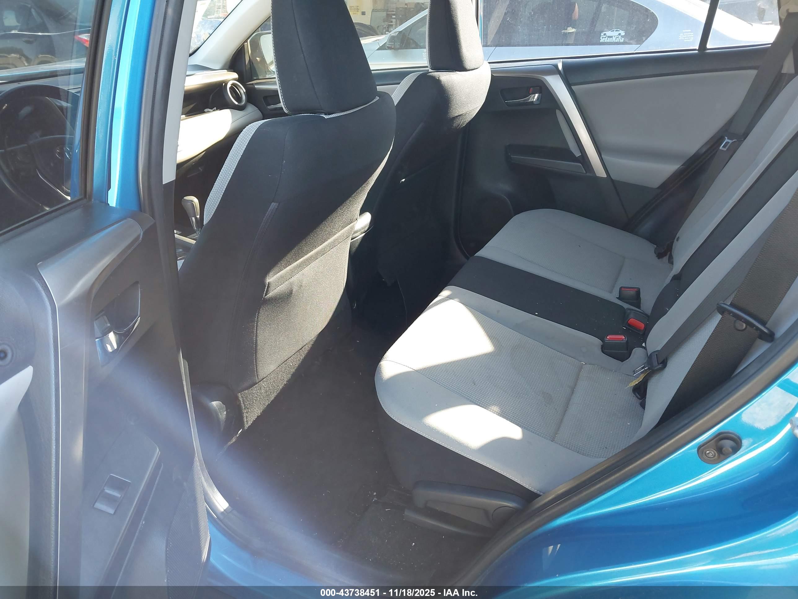 TOYOTA RAV4 image 8