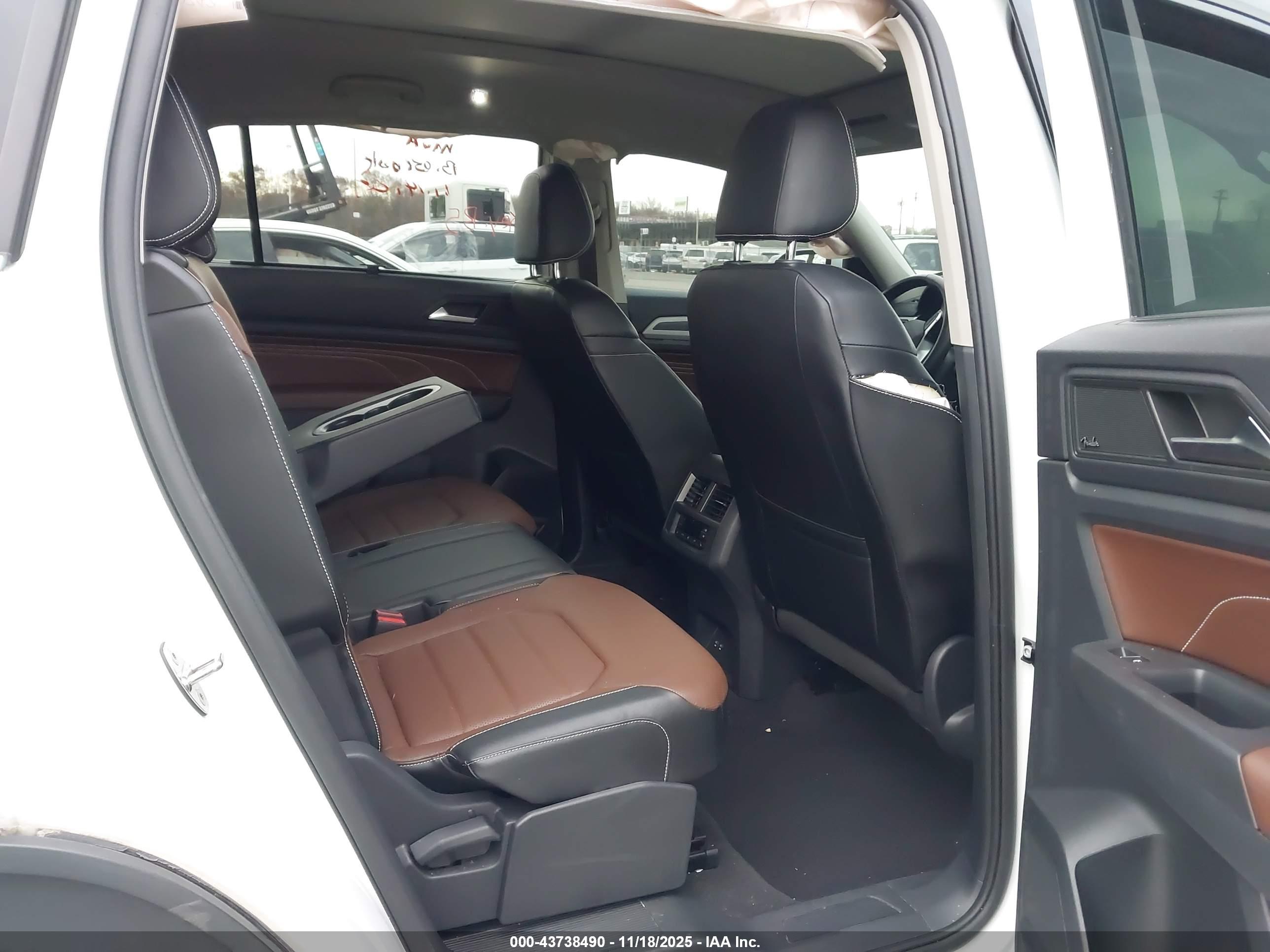 VOLKSWAGEN ATLAS image 8