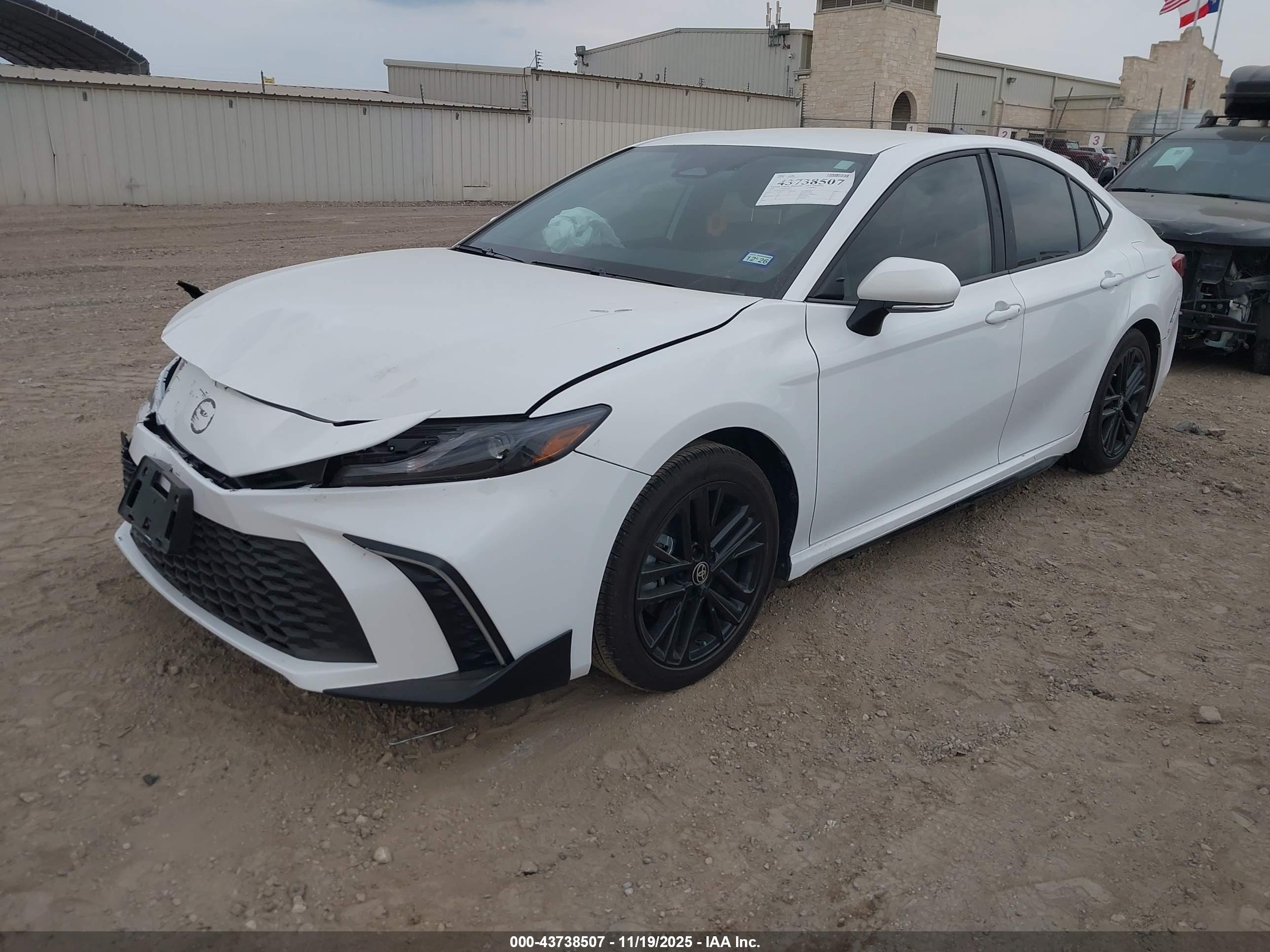 TOYOTA CAMRY image 2