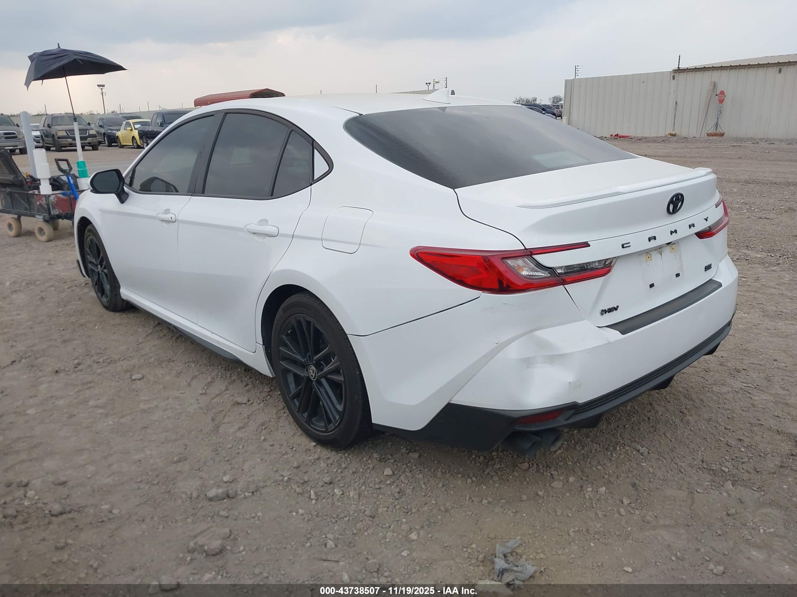 TOYOTA CAMRY image 3