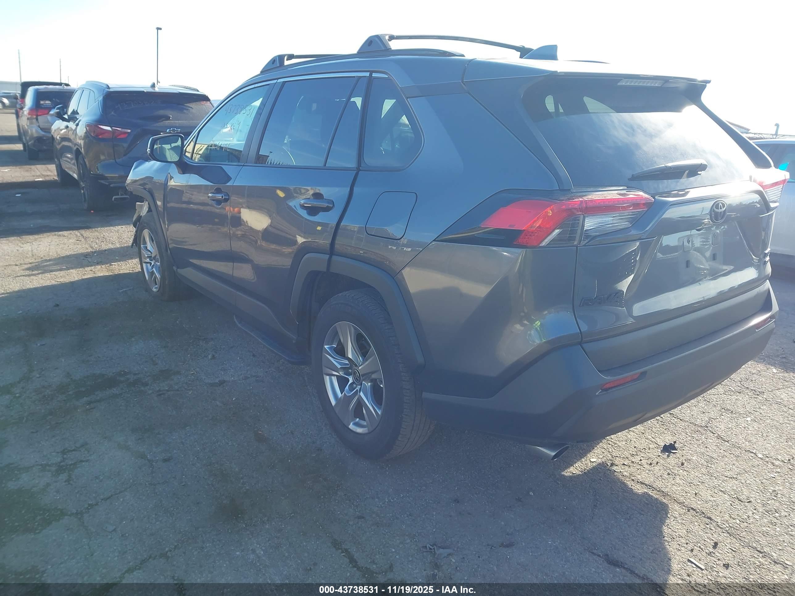 TOYOTA RAV4 image 3