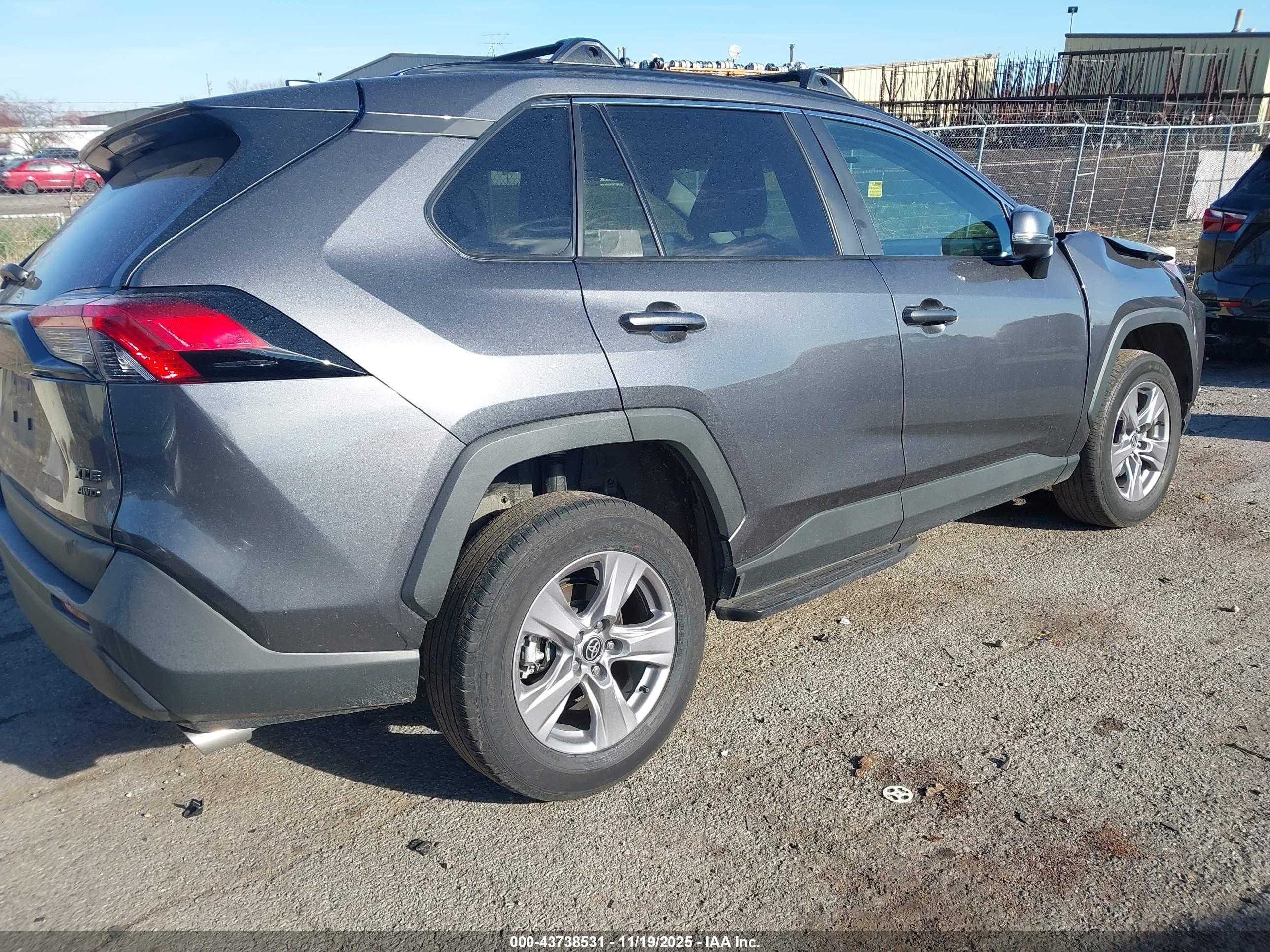 TOYOTA RAV4 image 4