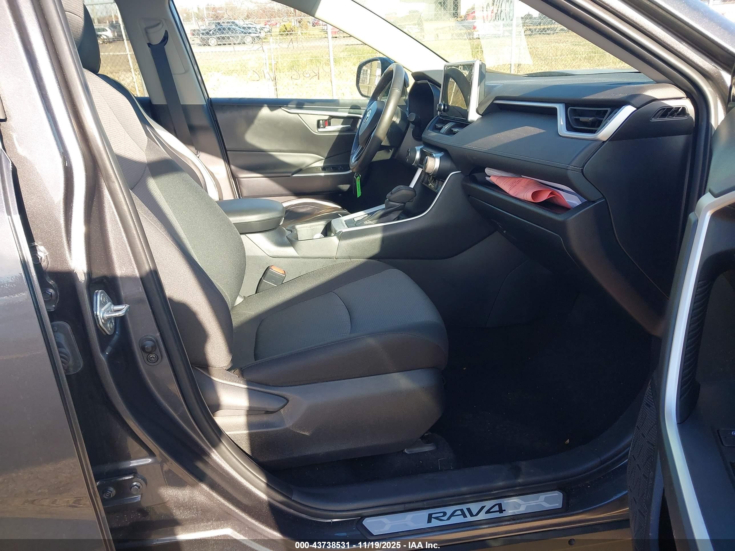 TOYOTA RAV4 image 5