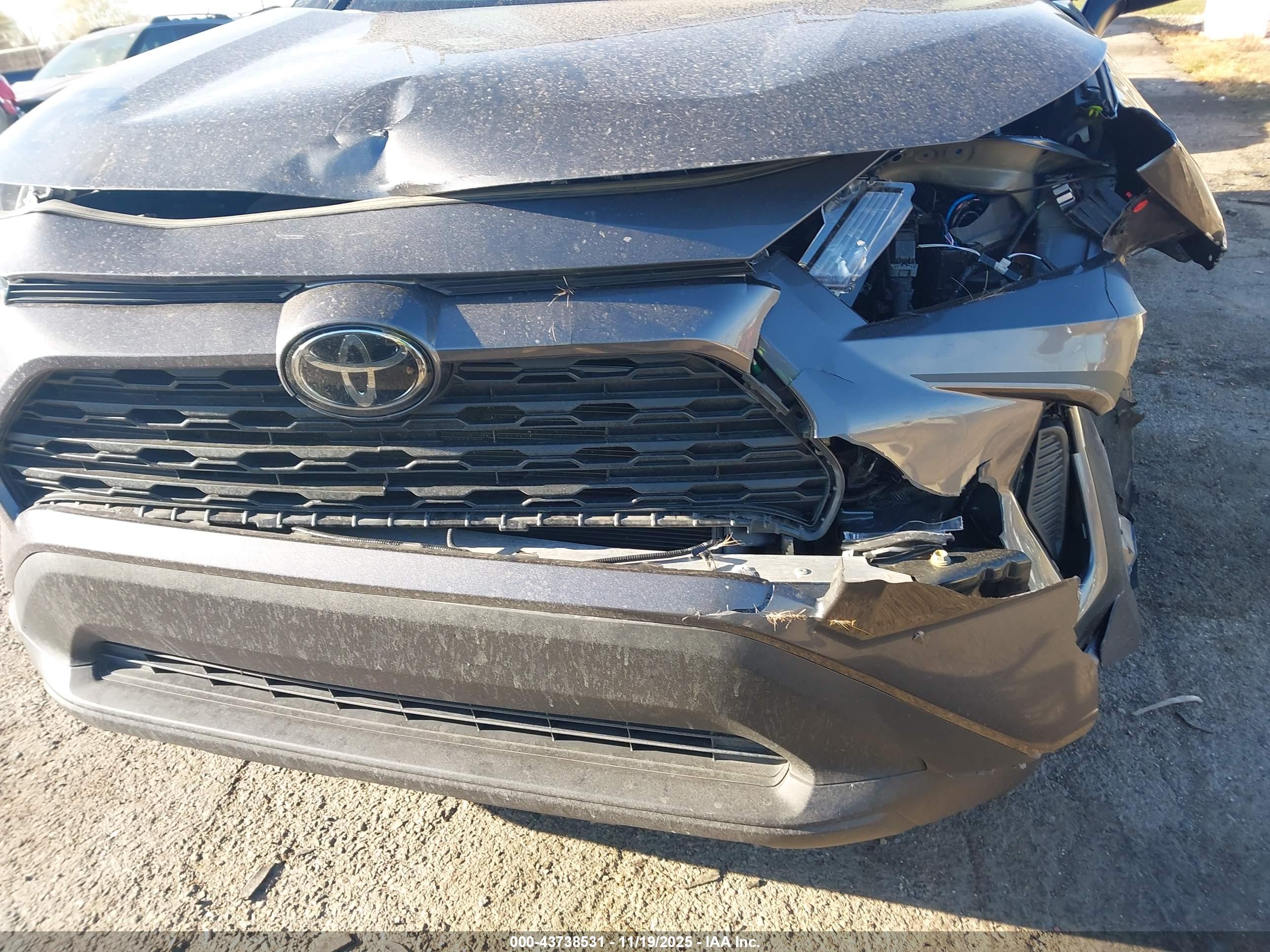 TOYOTA RAV4 image 6