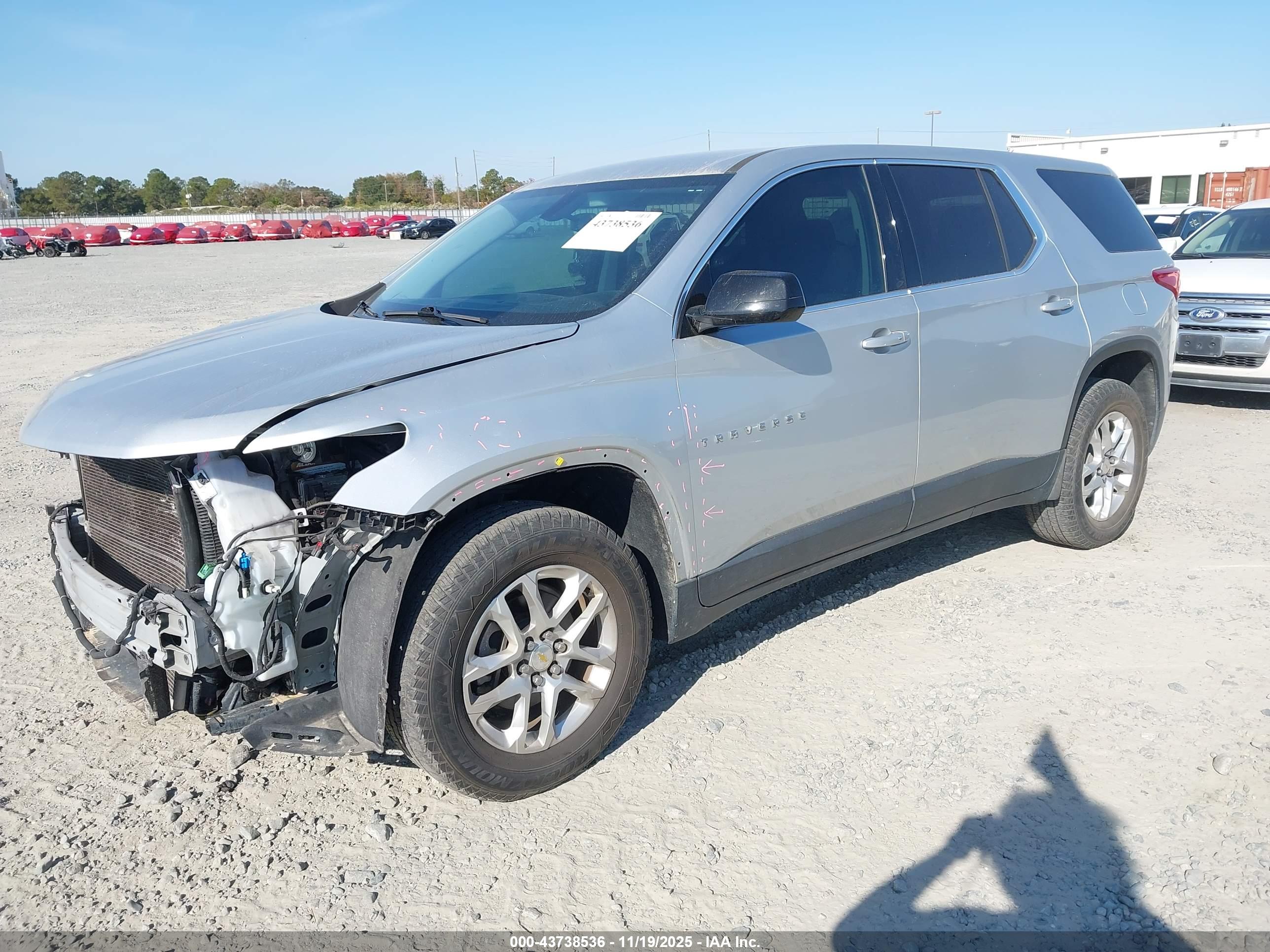 CHEVROLET TRAVERSE image 2