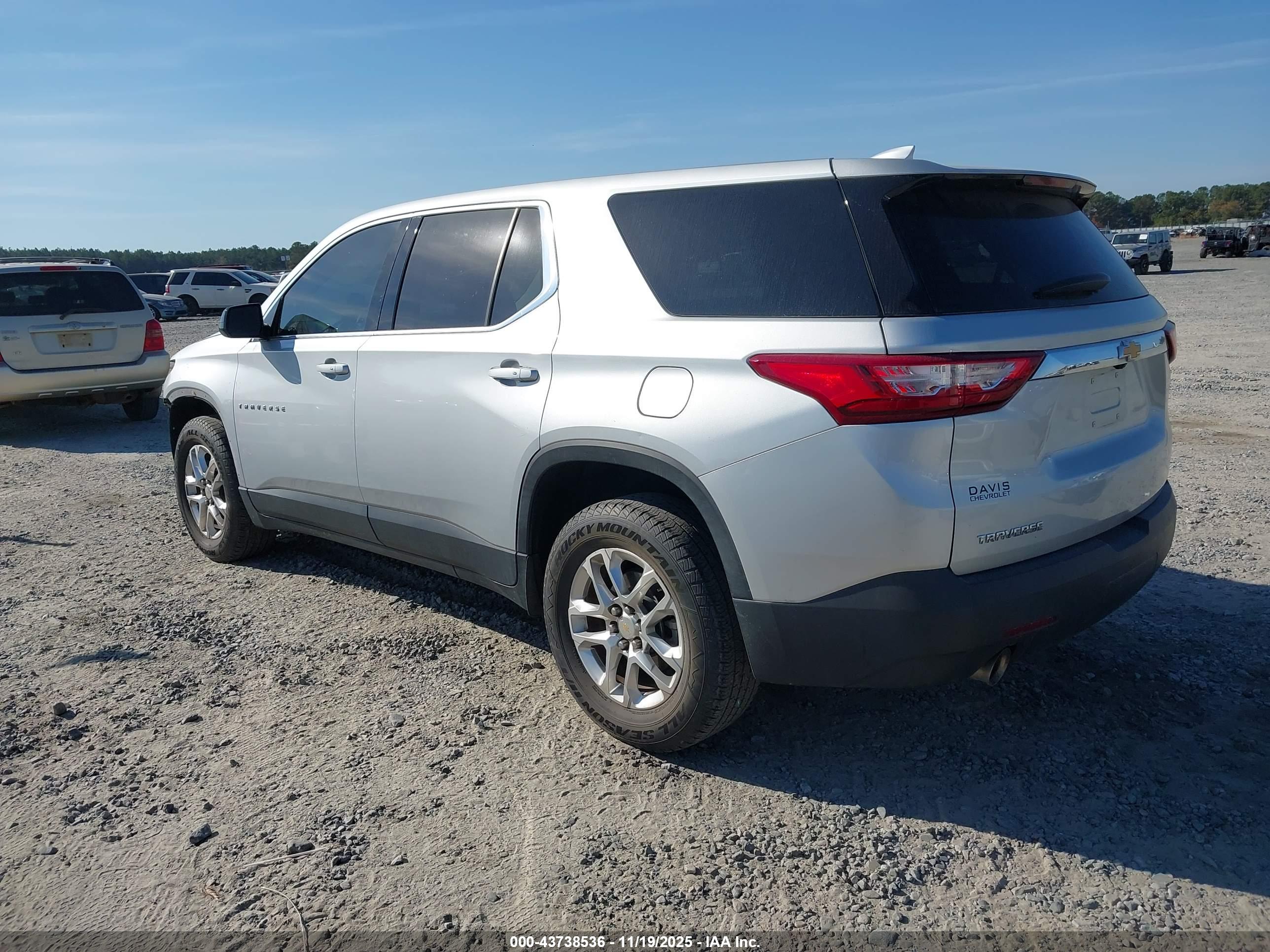 CHEVROLET TRAVERSE image 3