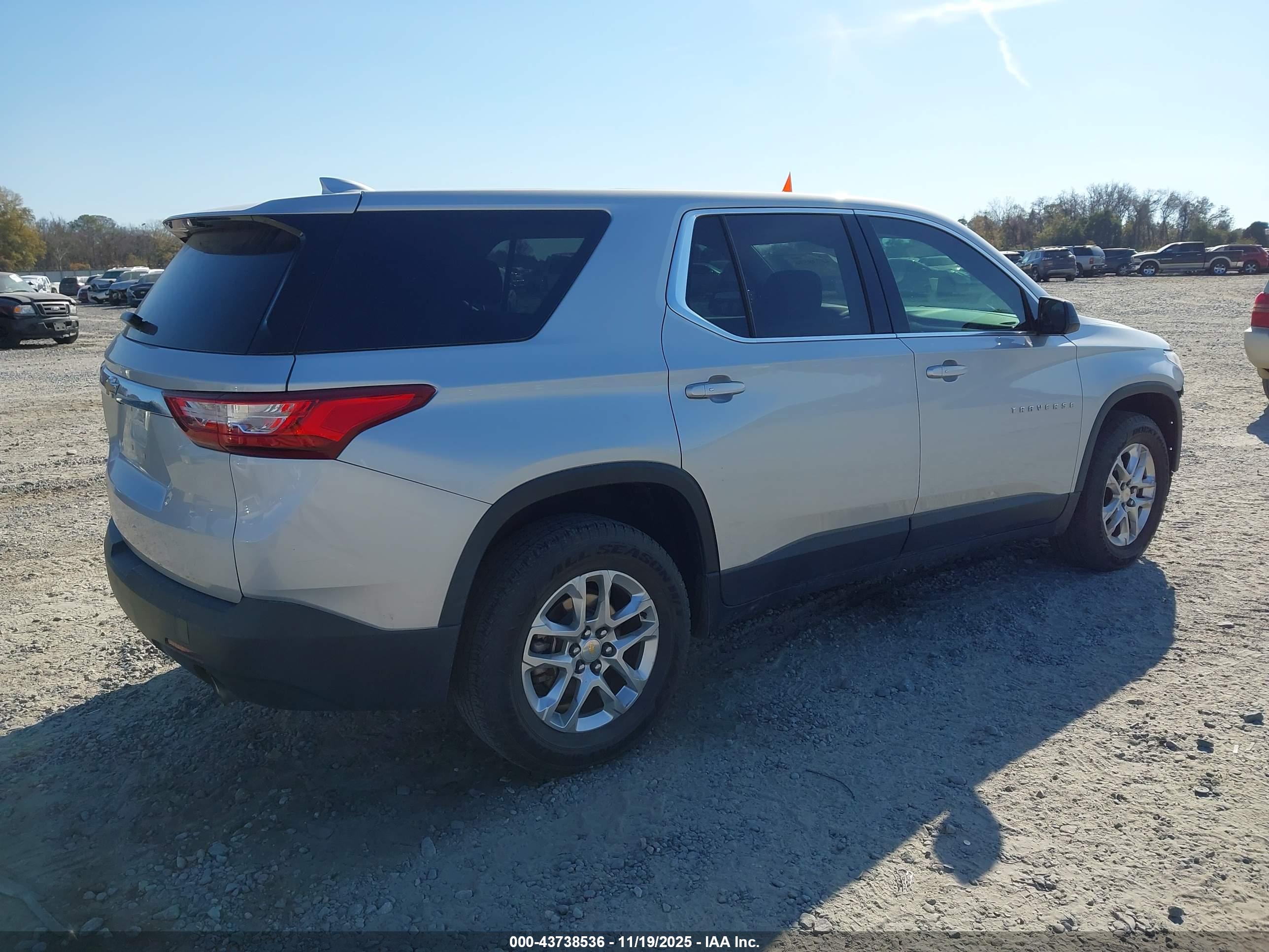 CHEVROLET TRAVERSE image 4