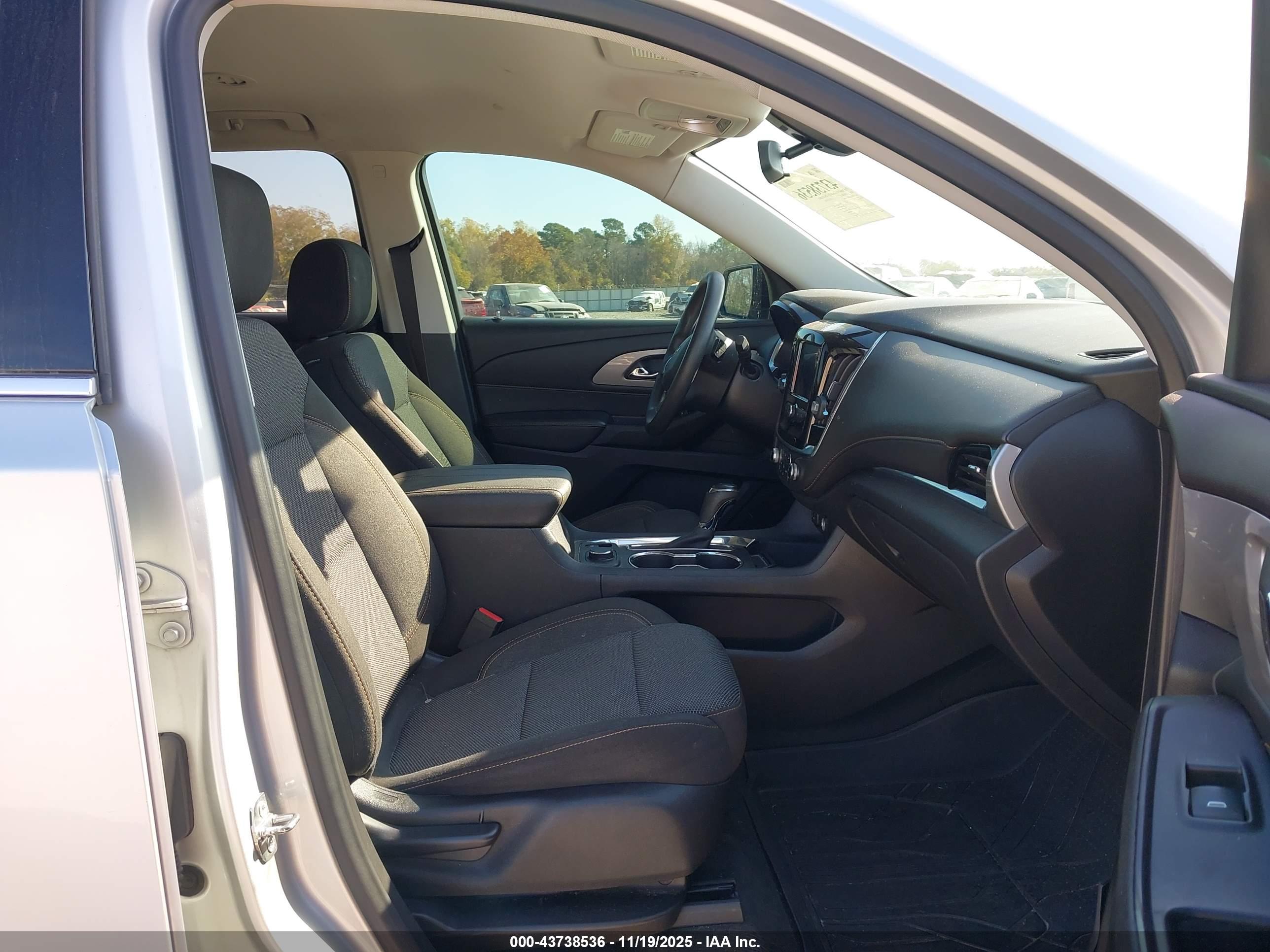 CHEVROLET TRAVERSE image 5
