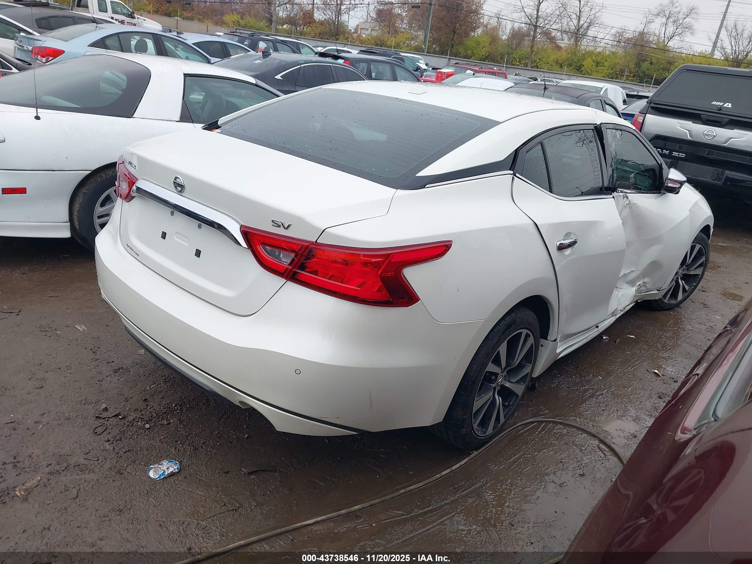 NISSAN MAXIMA image 4