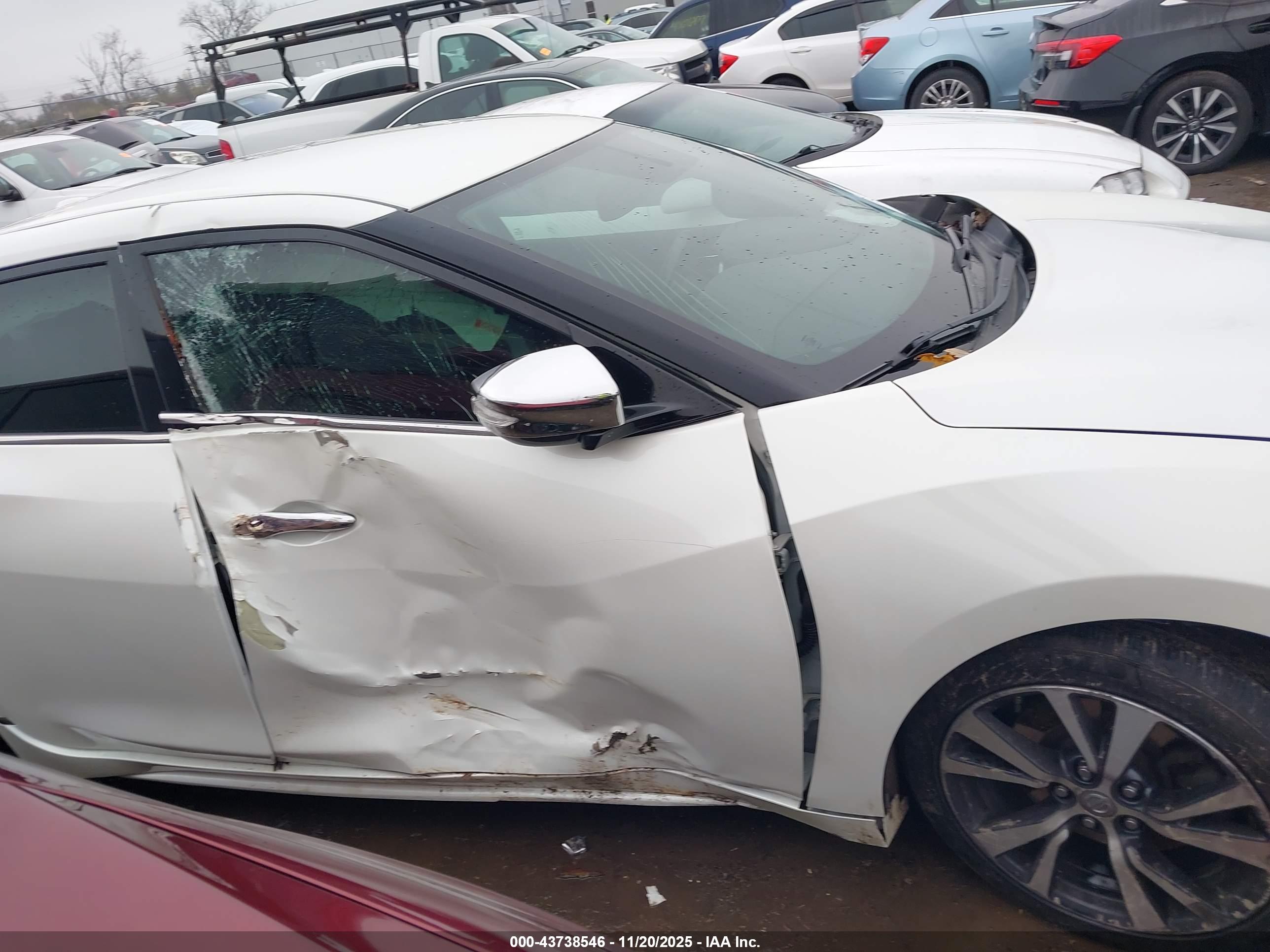 NISSAN MAXIMA image 6