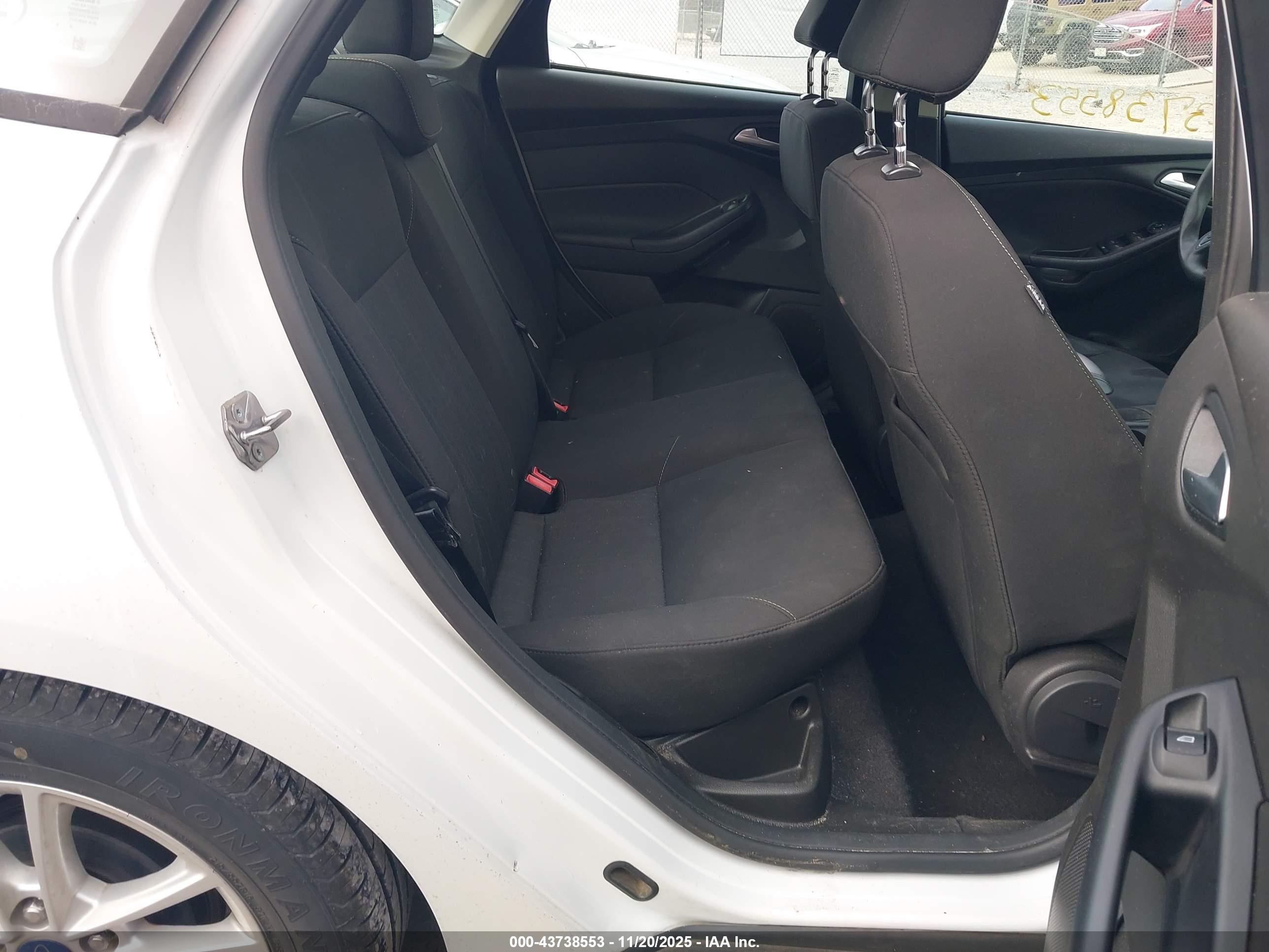 FORD FOCUS image 8