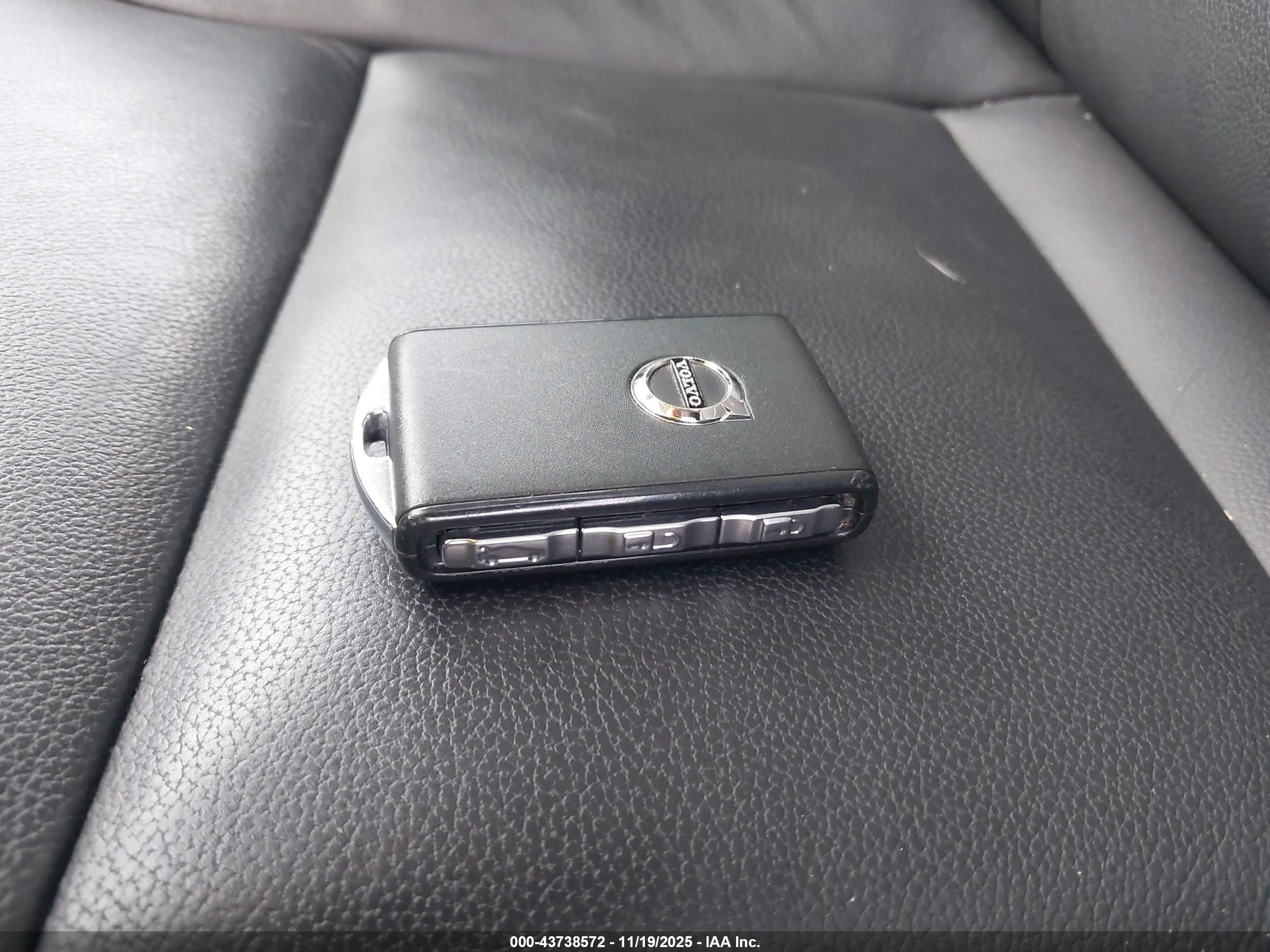 VOLVO XC40 image 11