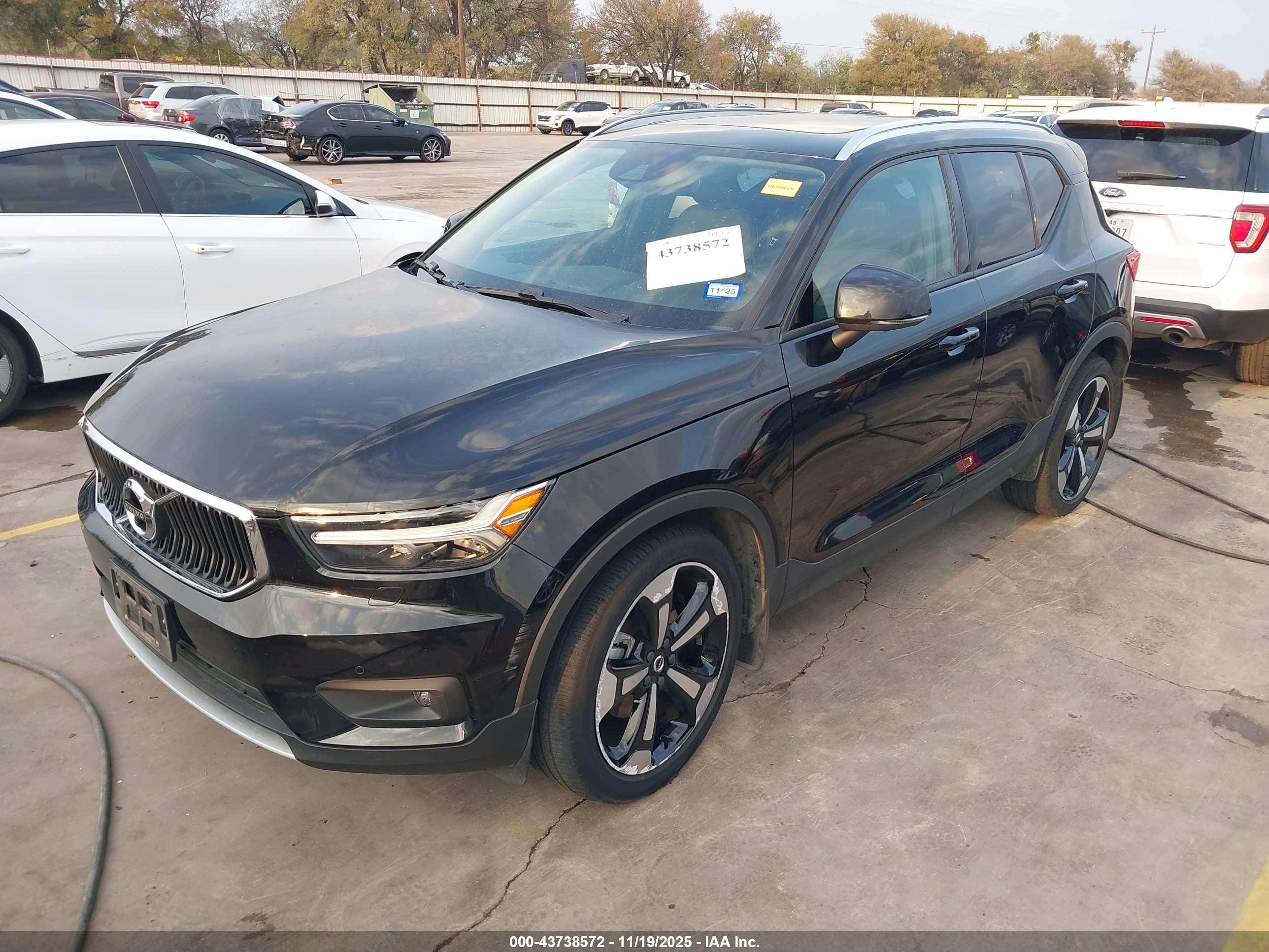 VOLVO XC40 image 2