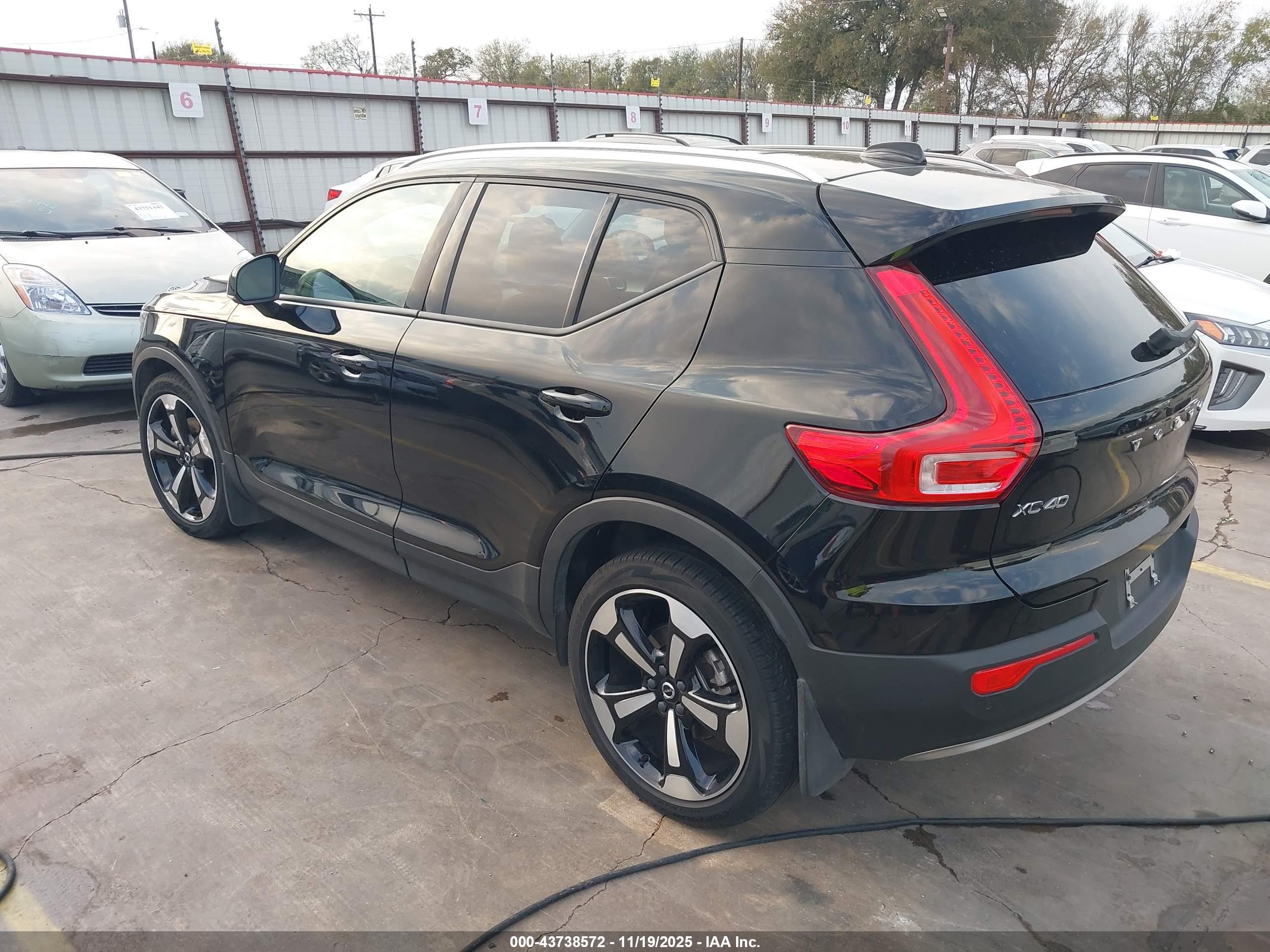 VOLVO XC40 image 3