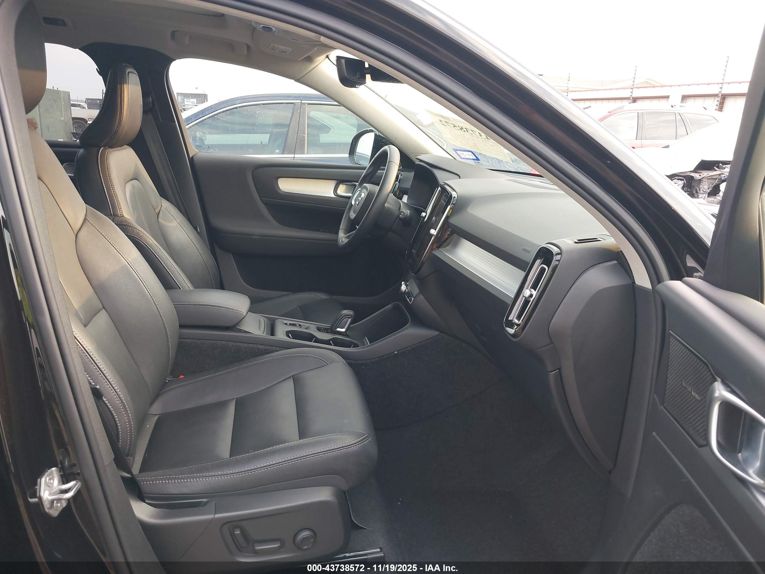 VOLVO XC40 image 5