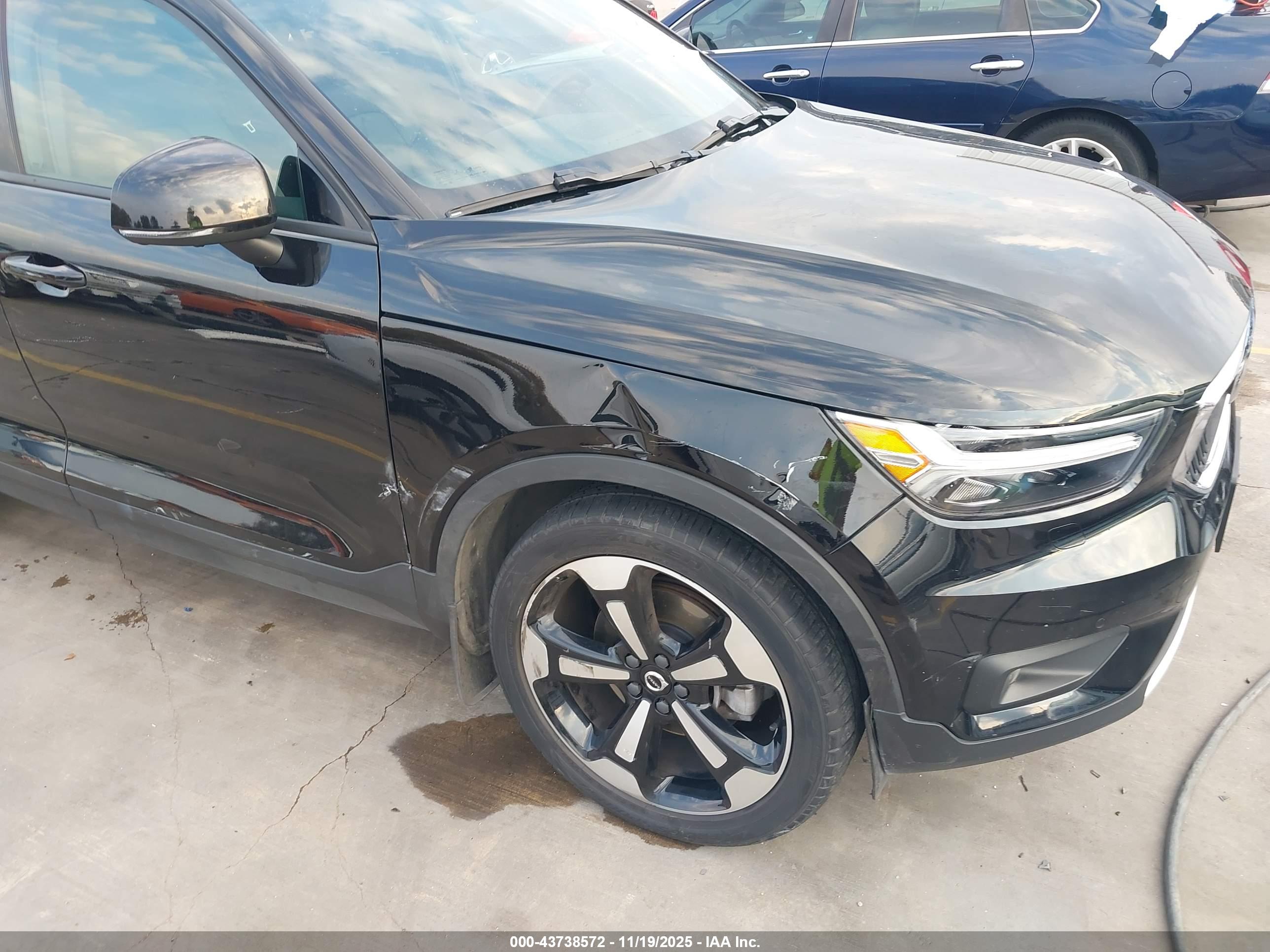 VOLVO XC40 image 6