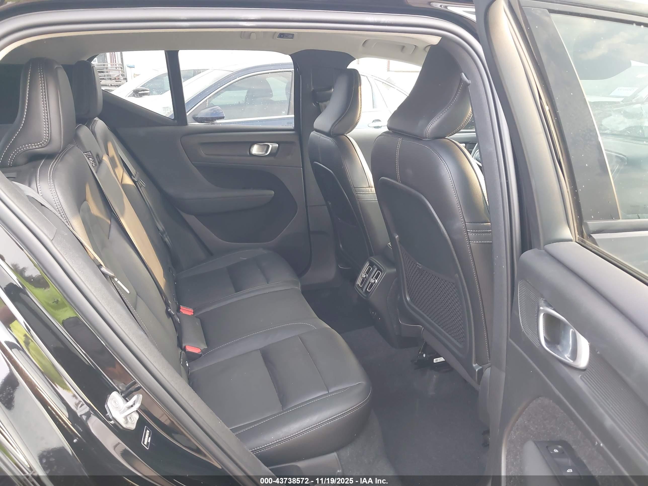 VOLVO XC40 image 8