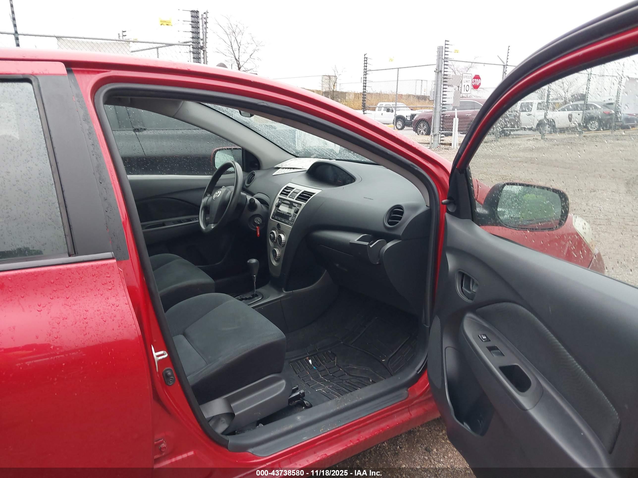 TOYOTA YARIS image 5