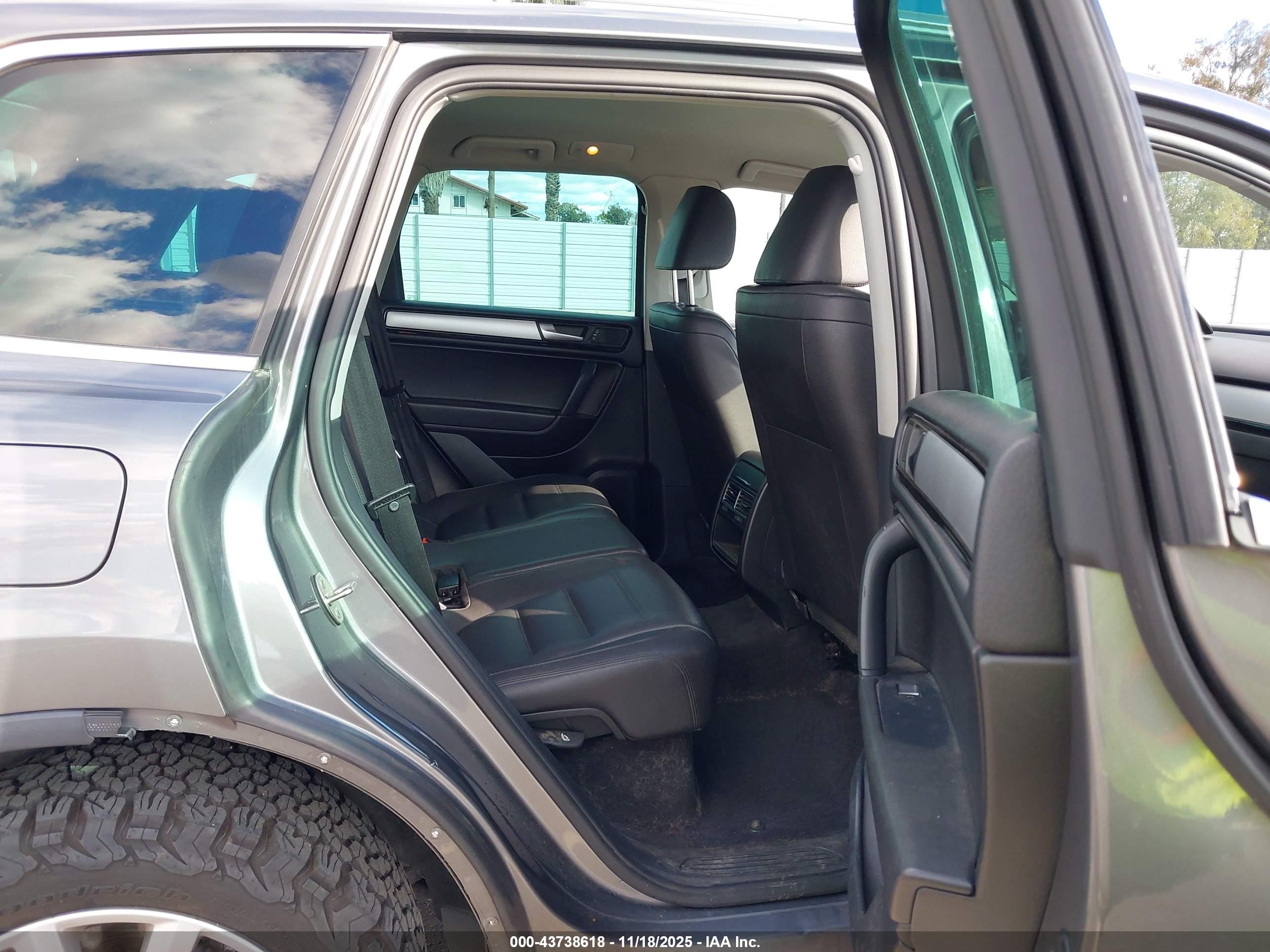 VOLKSWAGEN TOUAREG image 8