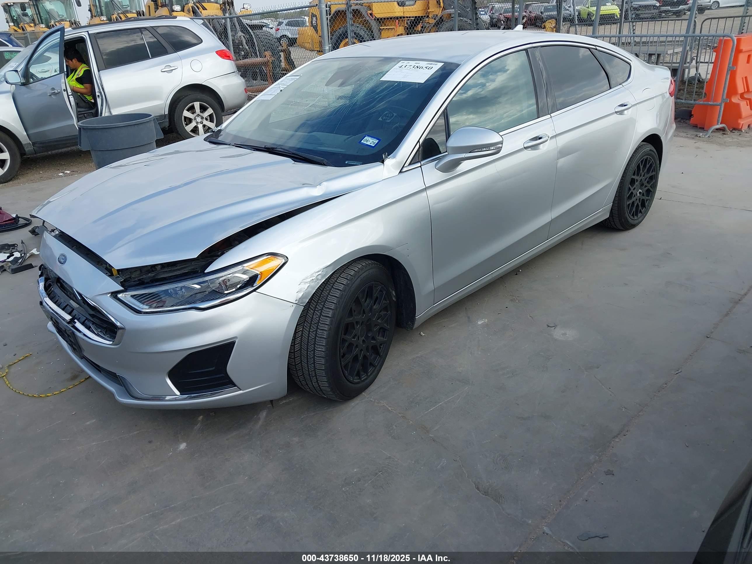 FORD FUSION image 2