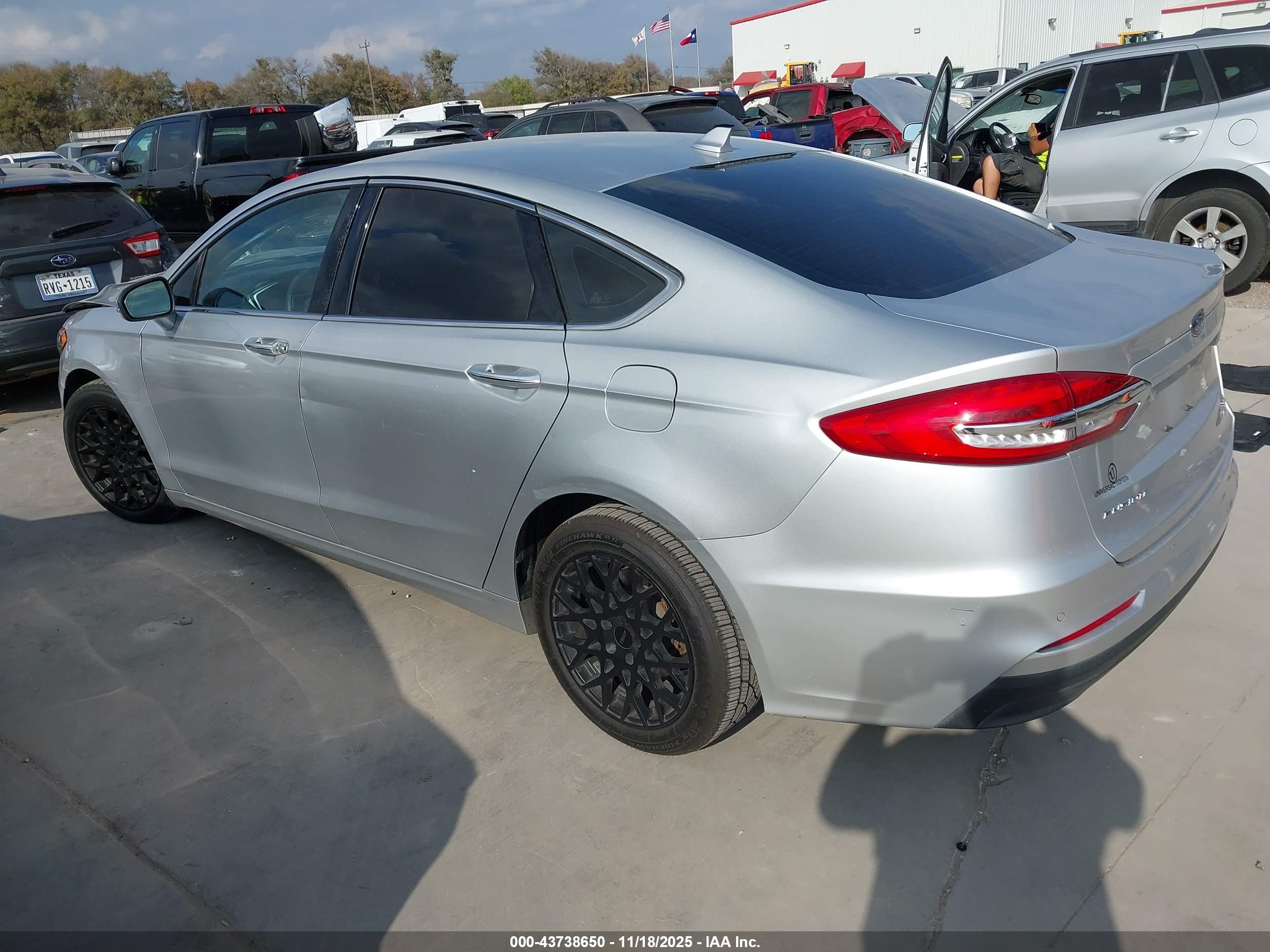 FORD FUSION image 3