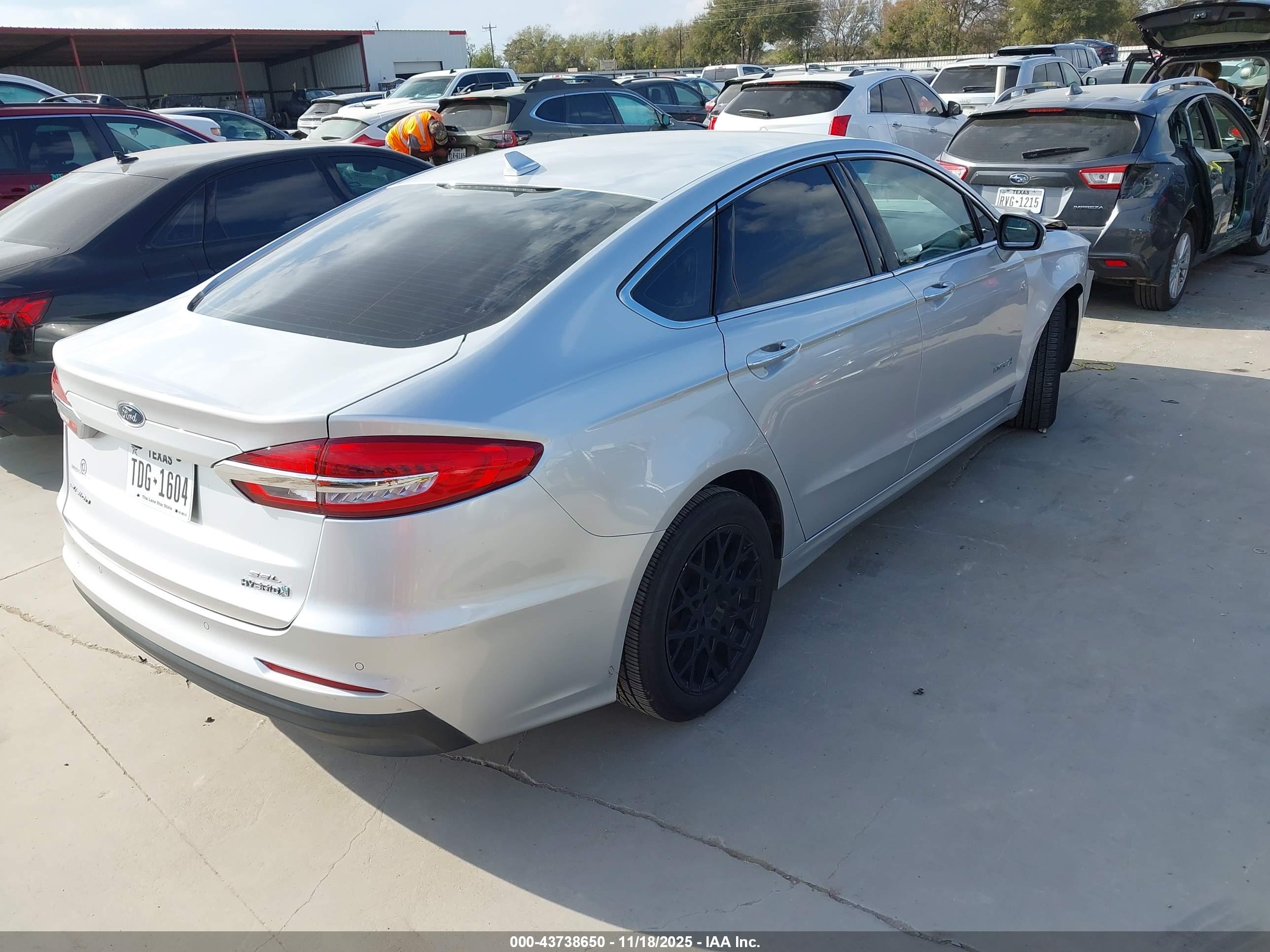FORD FUSION image 4